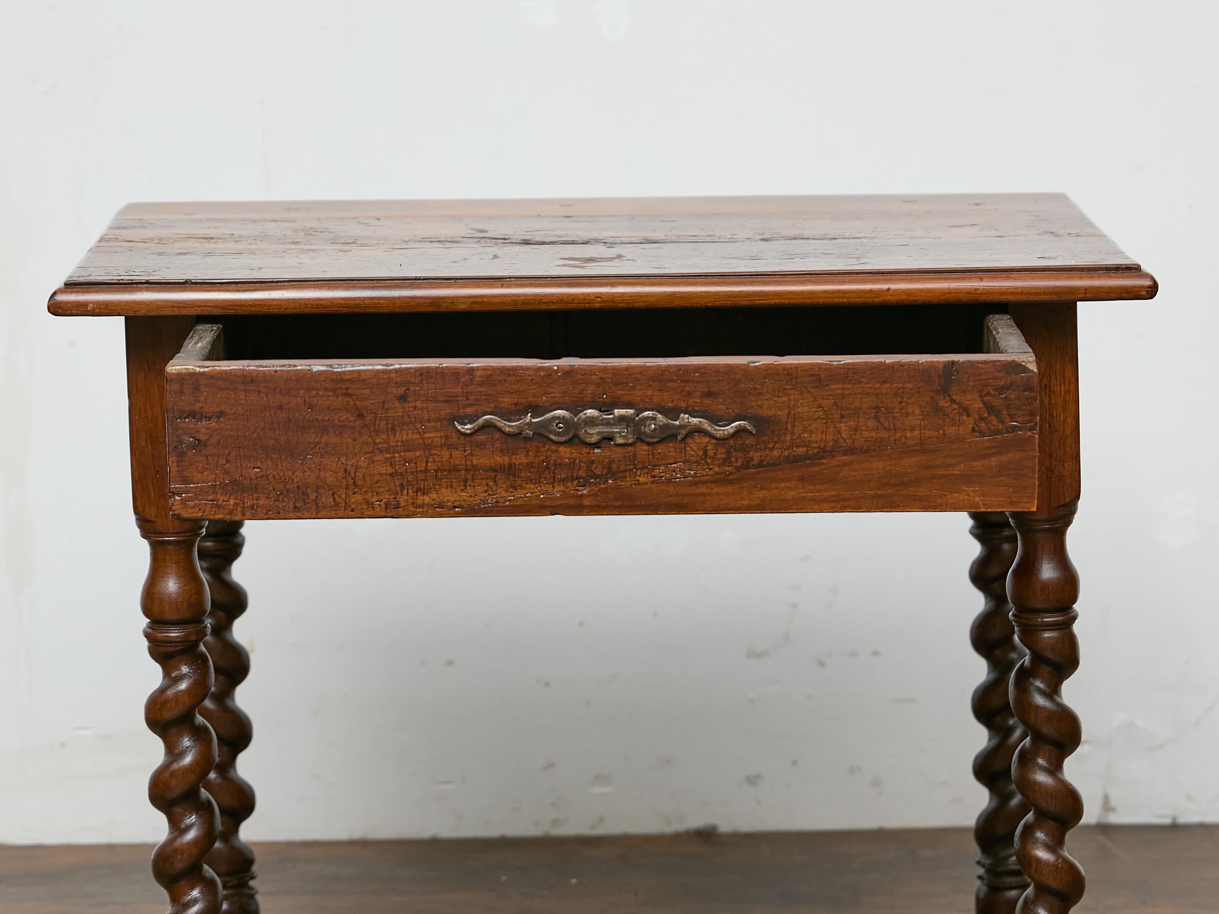 Anglais Table anglaise du 19ème siècle avec pieds torsadés et un seul tiroir en vente