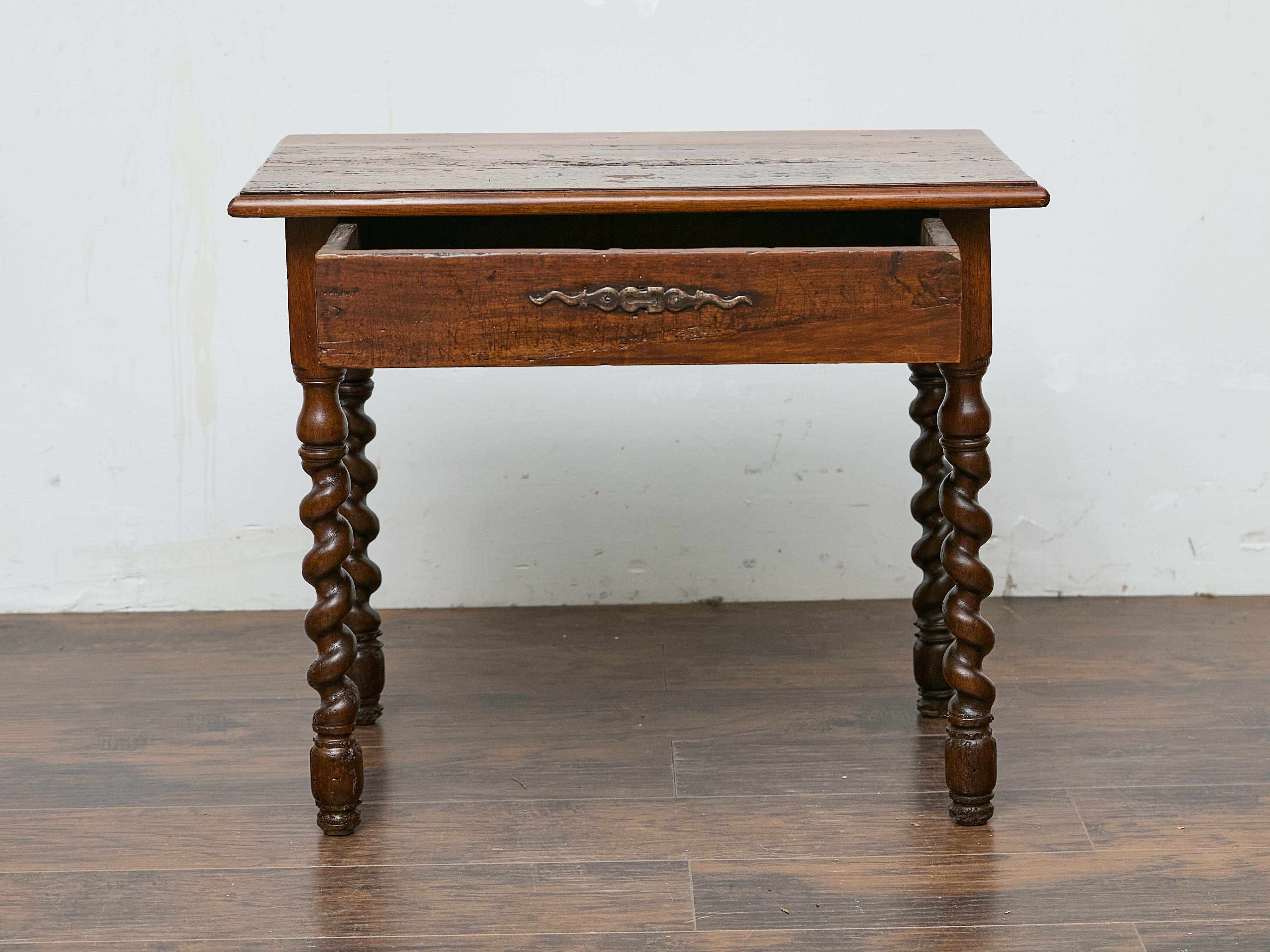 Tourné Table anglaise du 19ème siècle avec pieds torsadés et un seul tiroir en vente