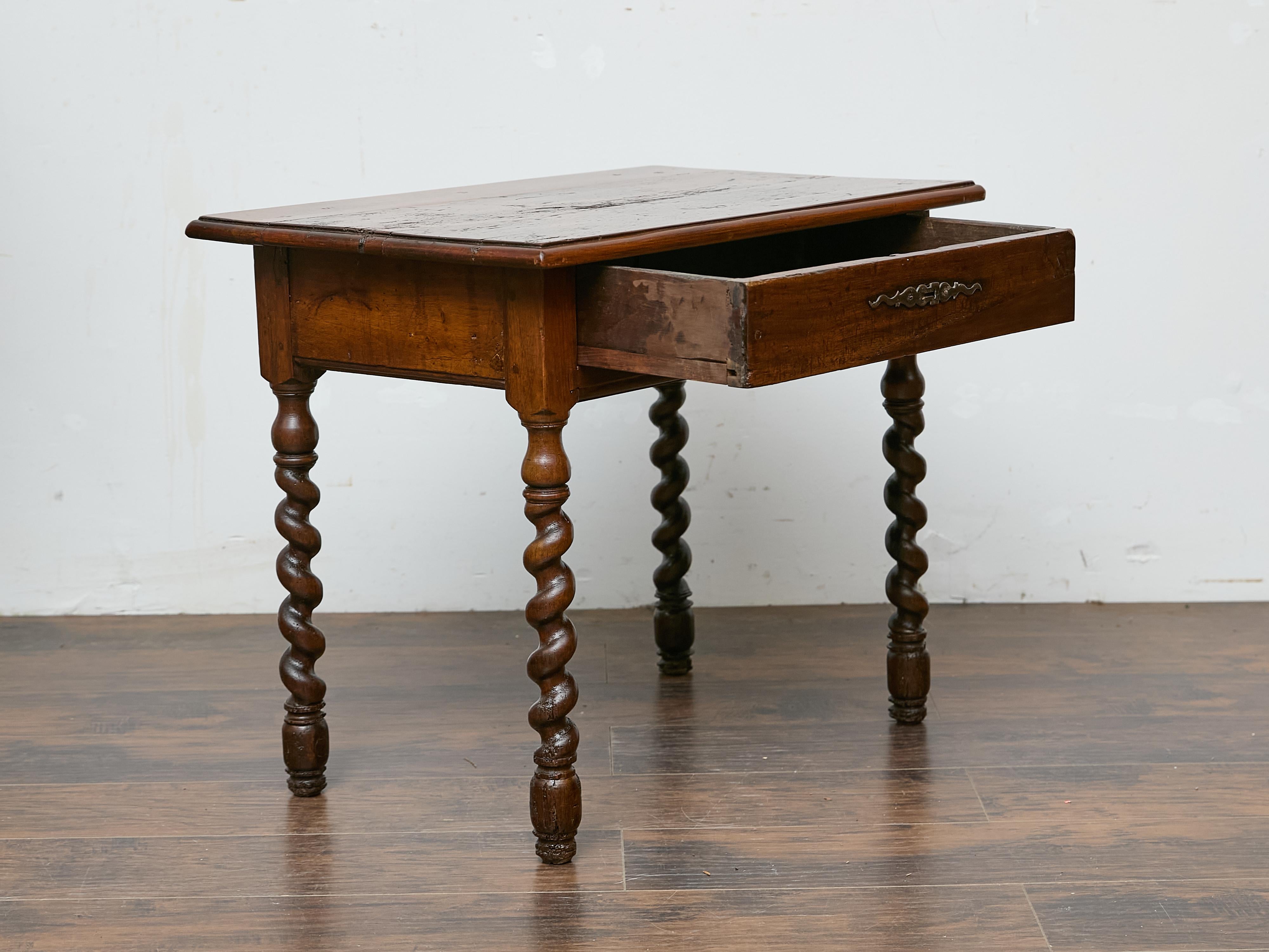 Table anglaise du 19ème siècle avec pieds torsadés et un seul tiroir Bon état - En vente à Atlanta, GA