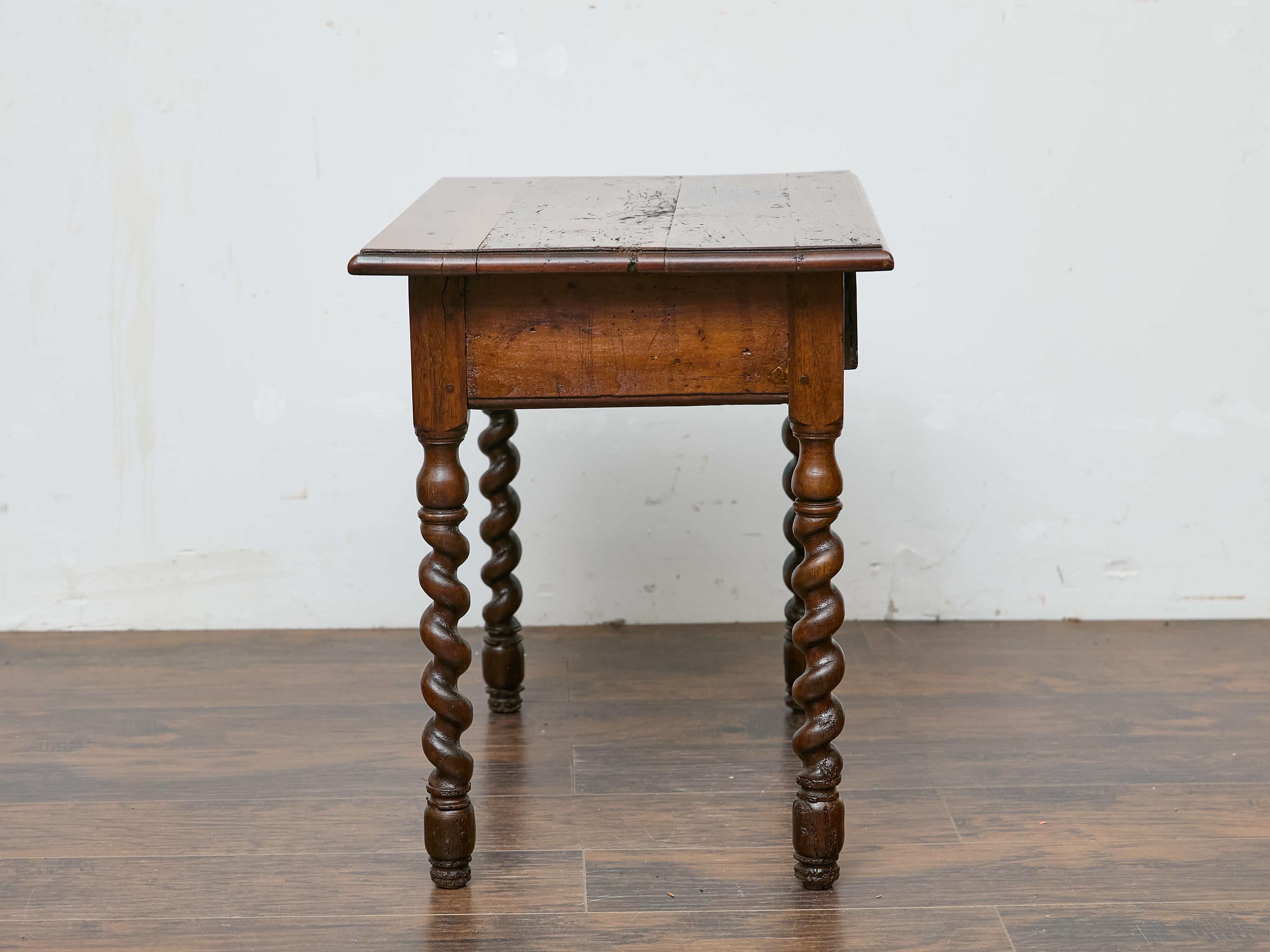 Noyer Table anglaise du 19ème siècle avec pieds torsadés et un seul tiroir en vente