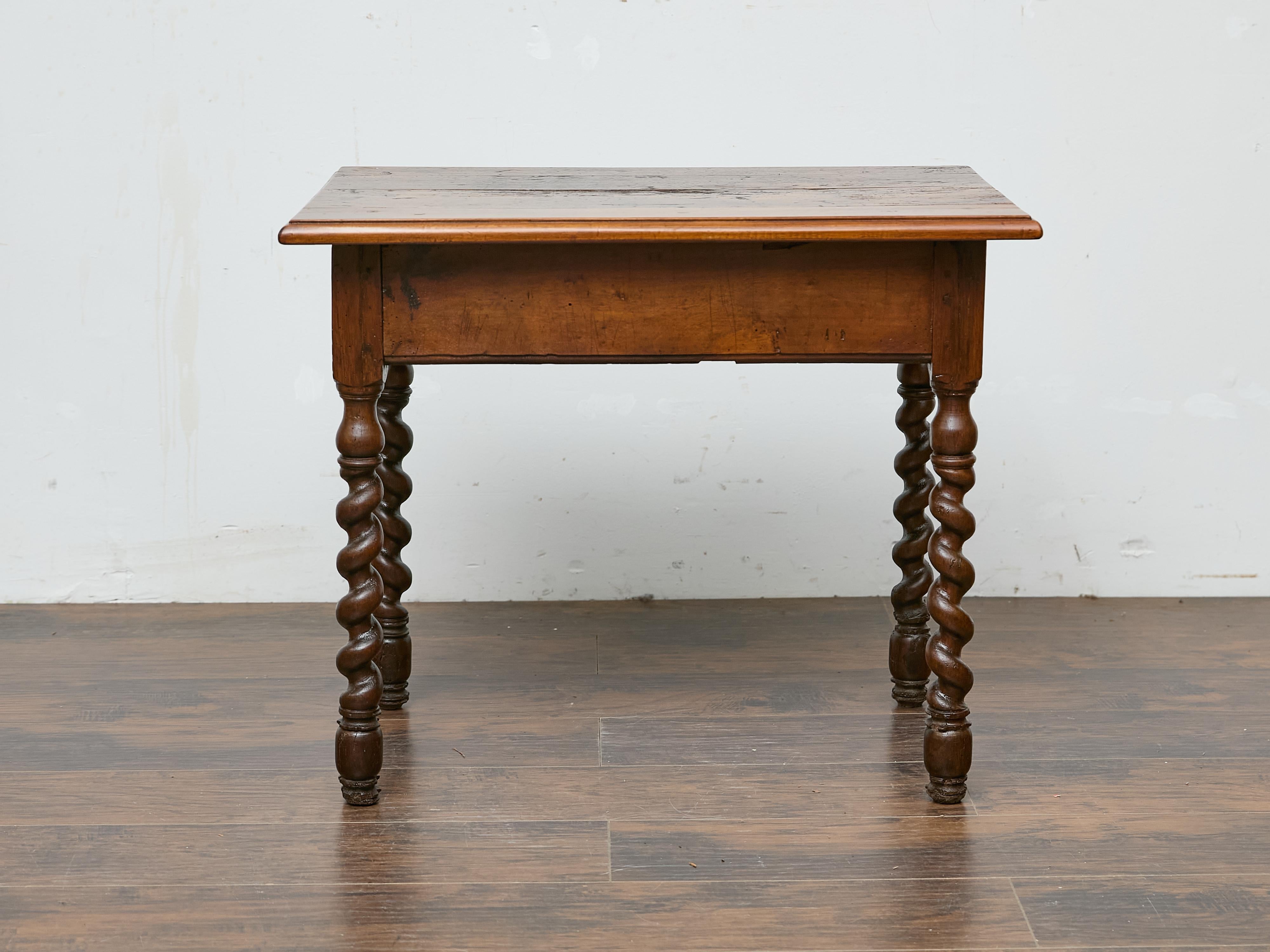 Table anglaise du 19ème siècle avec pieds torsadés et un seul tiroir en vente 2