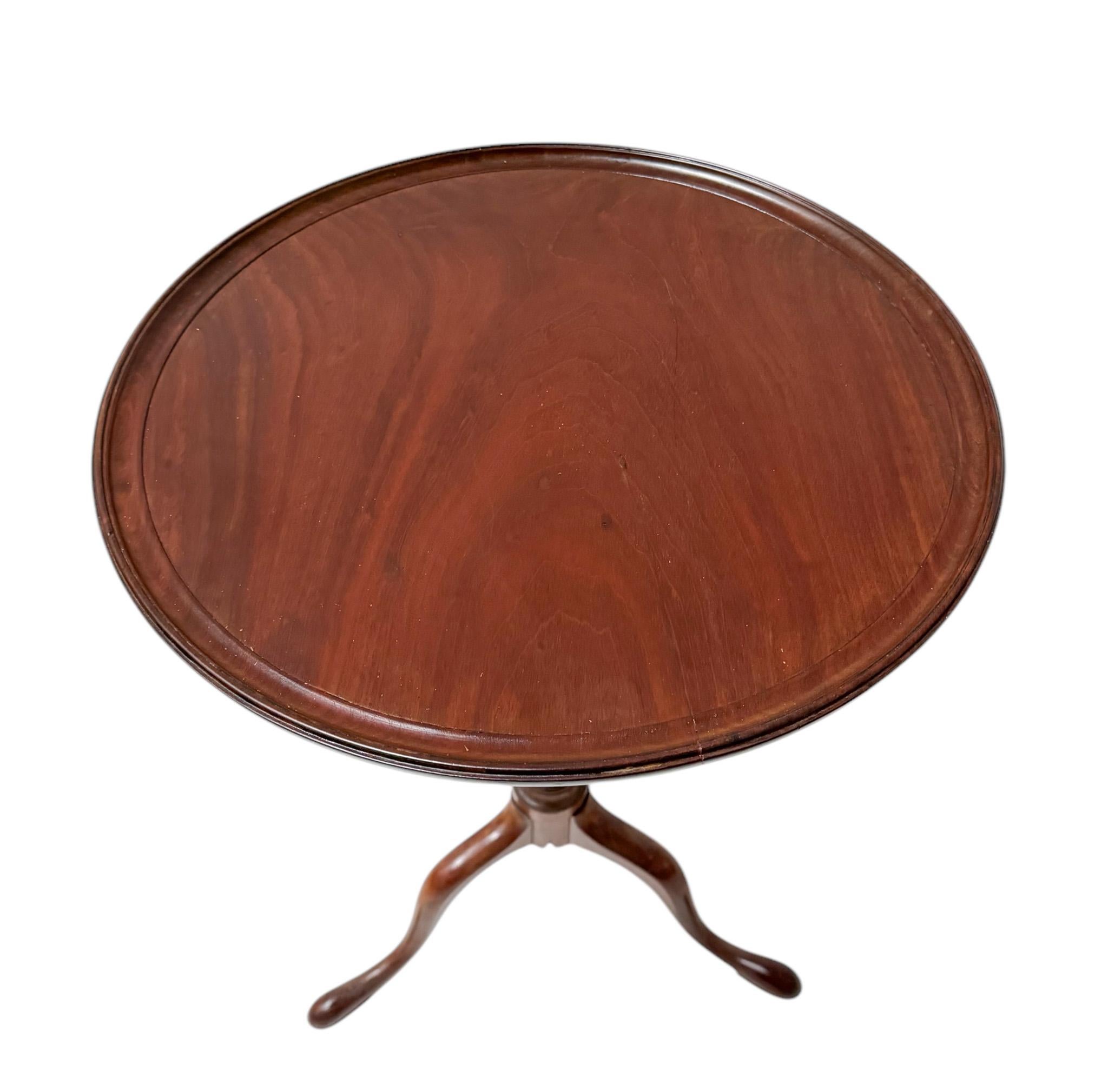 Queen Anne 19th Century English Walnut Tilt-Top End Table For Sale