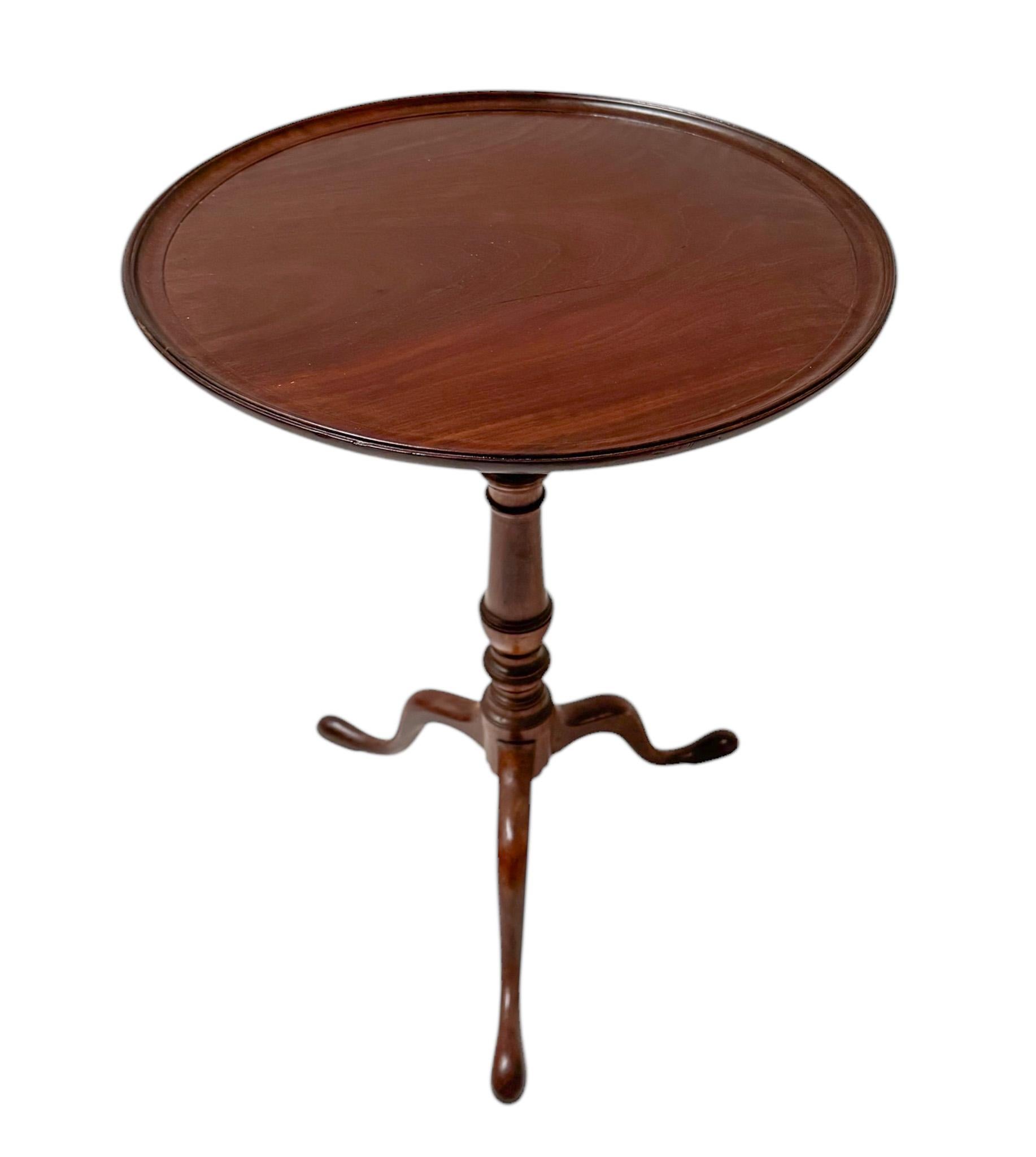 19th Century English Walnut Tilt-Top End Table In Good Condition For Sale In Amsterdam, NL