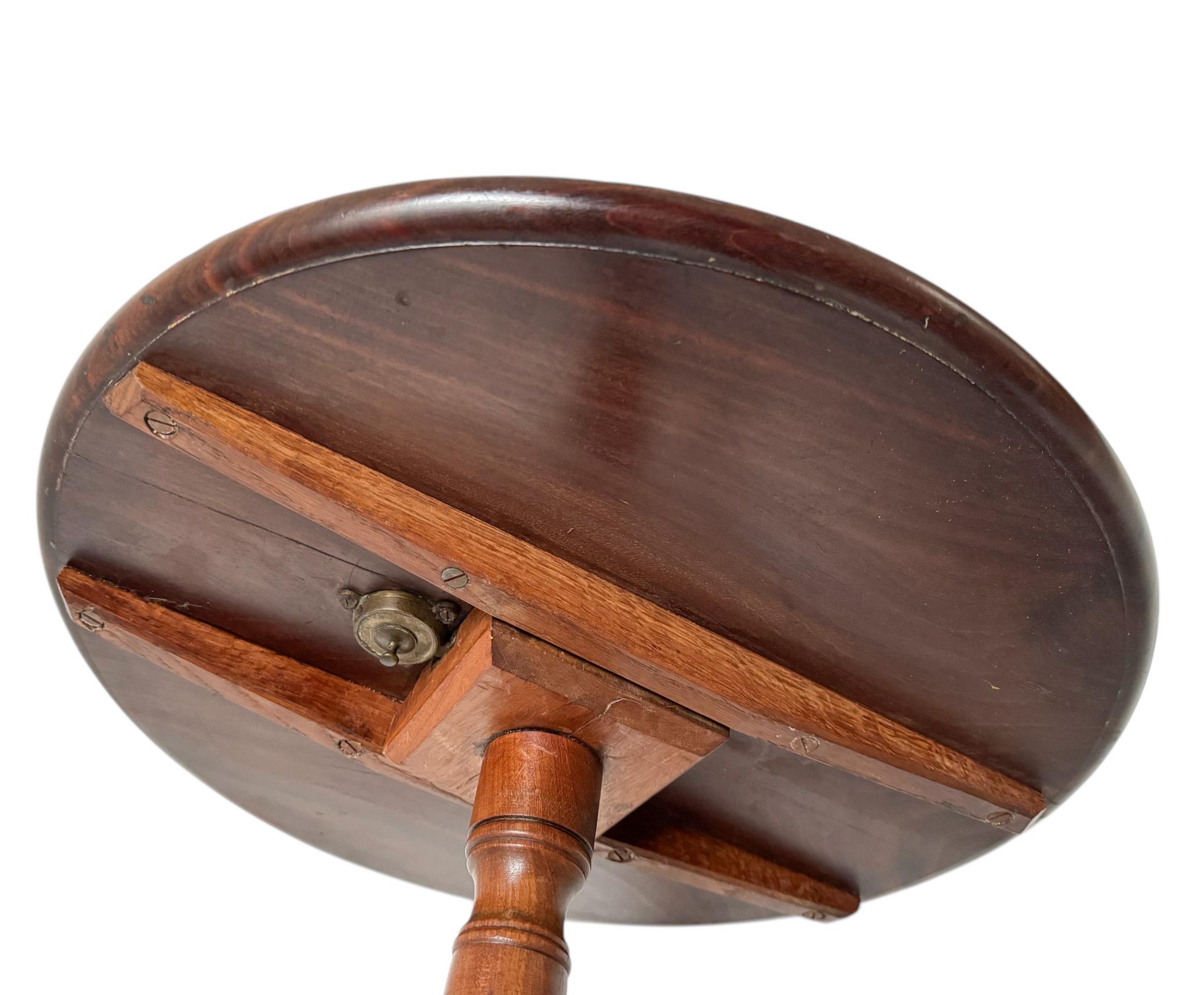 19th Century English Walnut Tilt-Top End Table For Sale 3