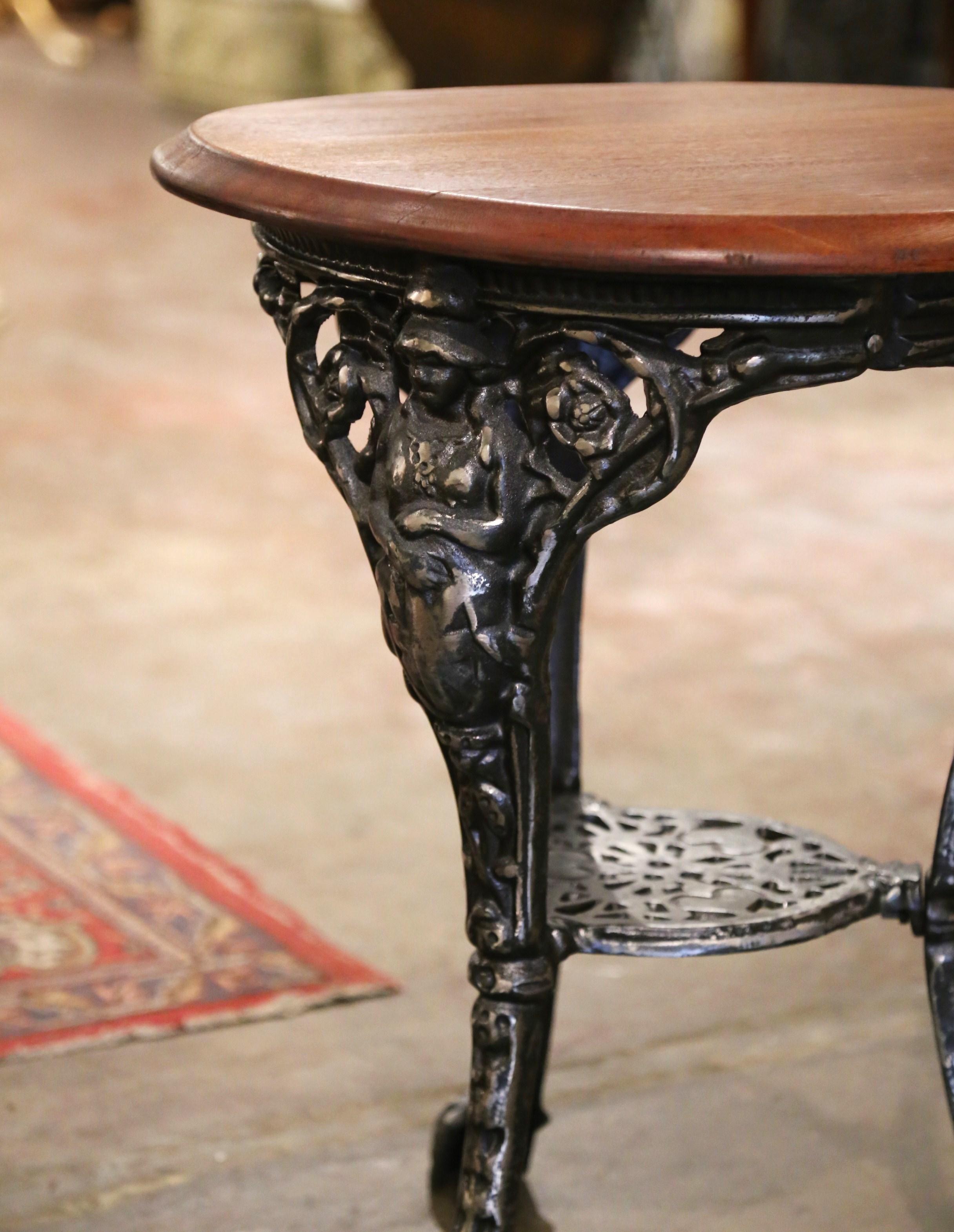 Englischer Garten-Bistrot-Tisch aus poliertem Eisen mit Nussbaumholzplatte aus dem 19. Jahrhundert  im Zustand „Hervorragend“ im Angebot in Dallas, TX