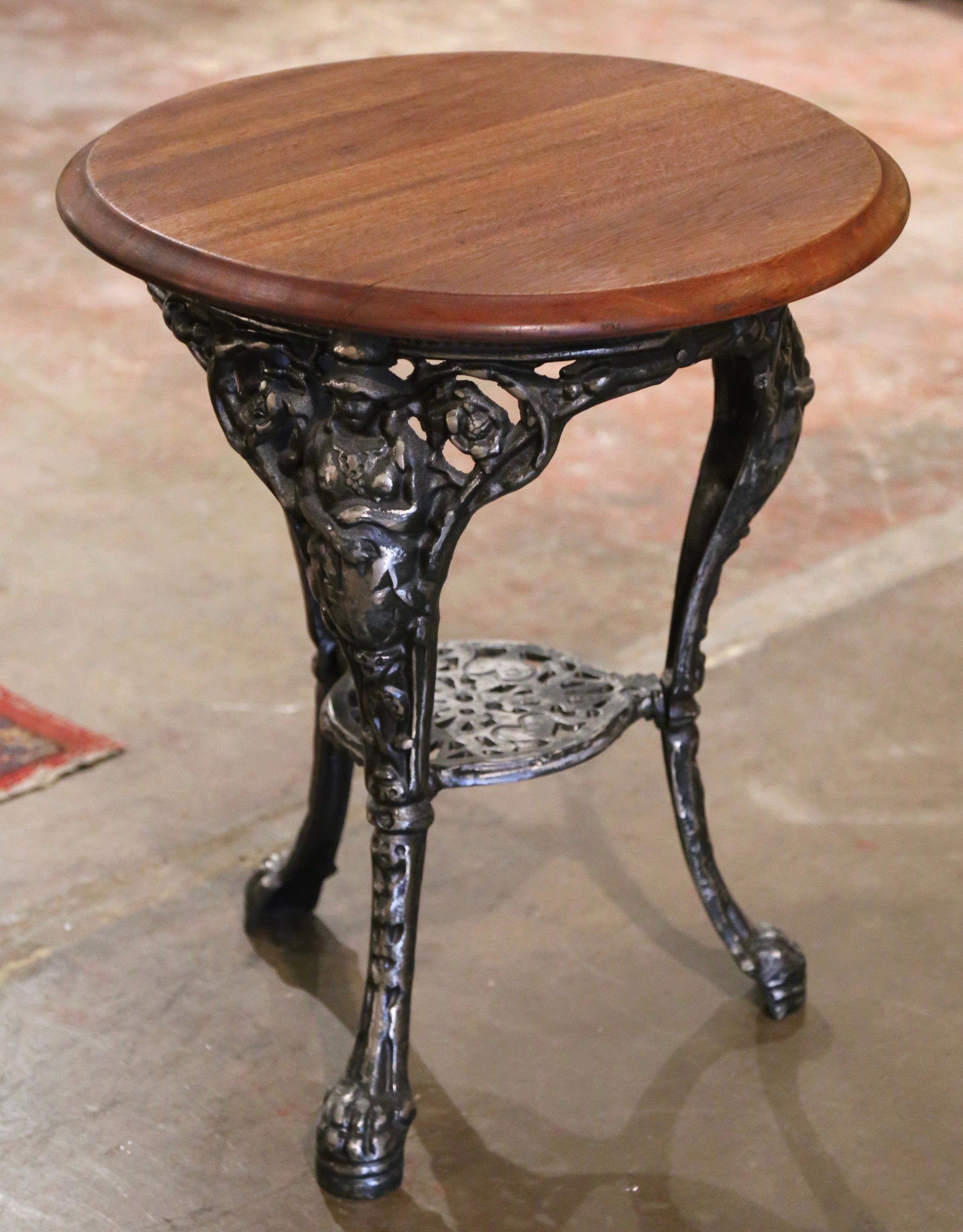 Englischer Garten-Bistrot-Tisch aus poliertem Eisen mit Nussbaumholzplatte aus dem 19. Jahrhundert  im Angebot 1