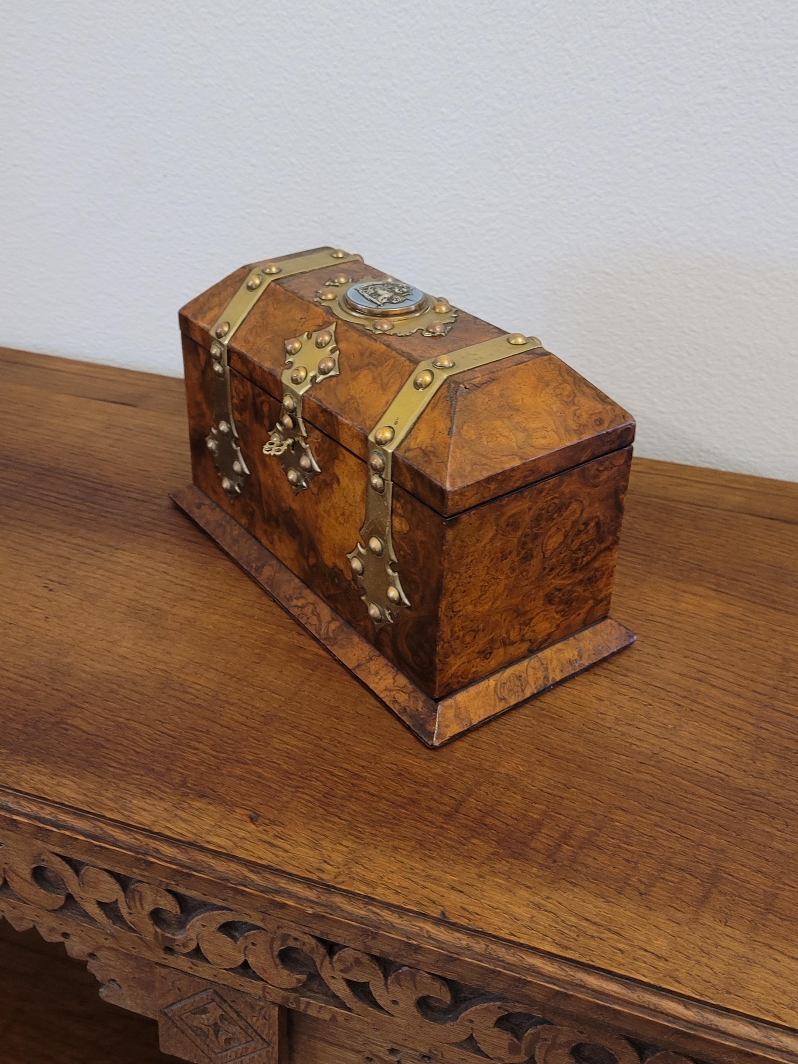 Hand-Crafted 19th Century English Wedgewood Retailed Burl Walnut Tea Caddy  For Sale