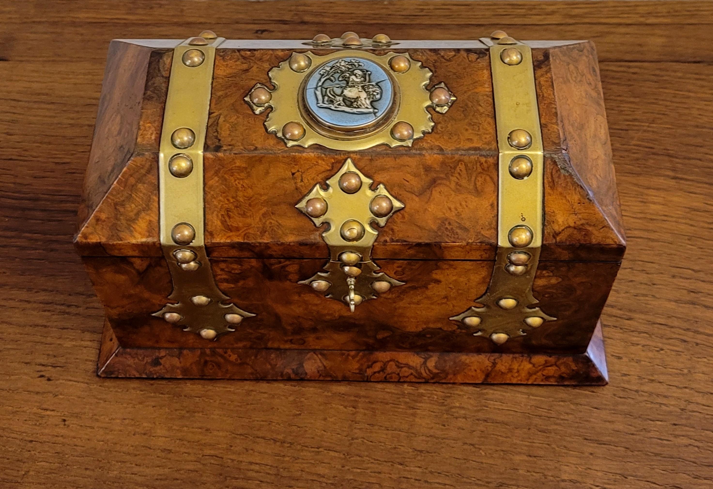 19th Century English Wedgewood Retailed Burl Walnut Tea Caddy  In Good Condition For Sale In Forney, TX