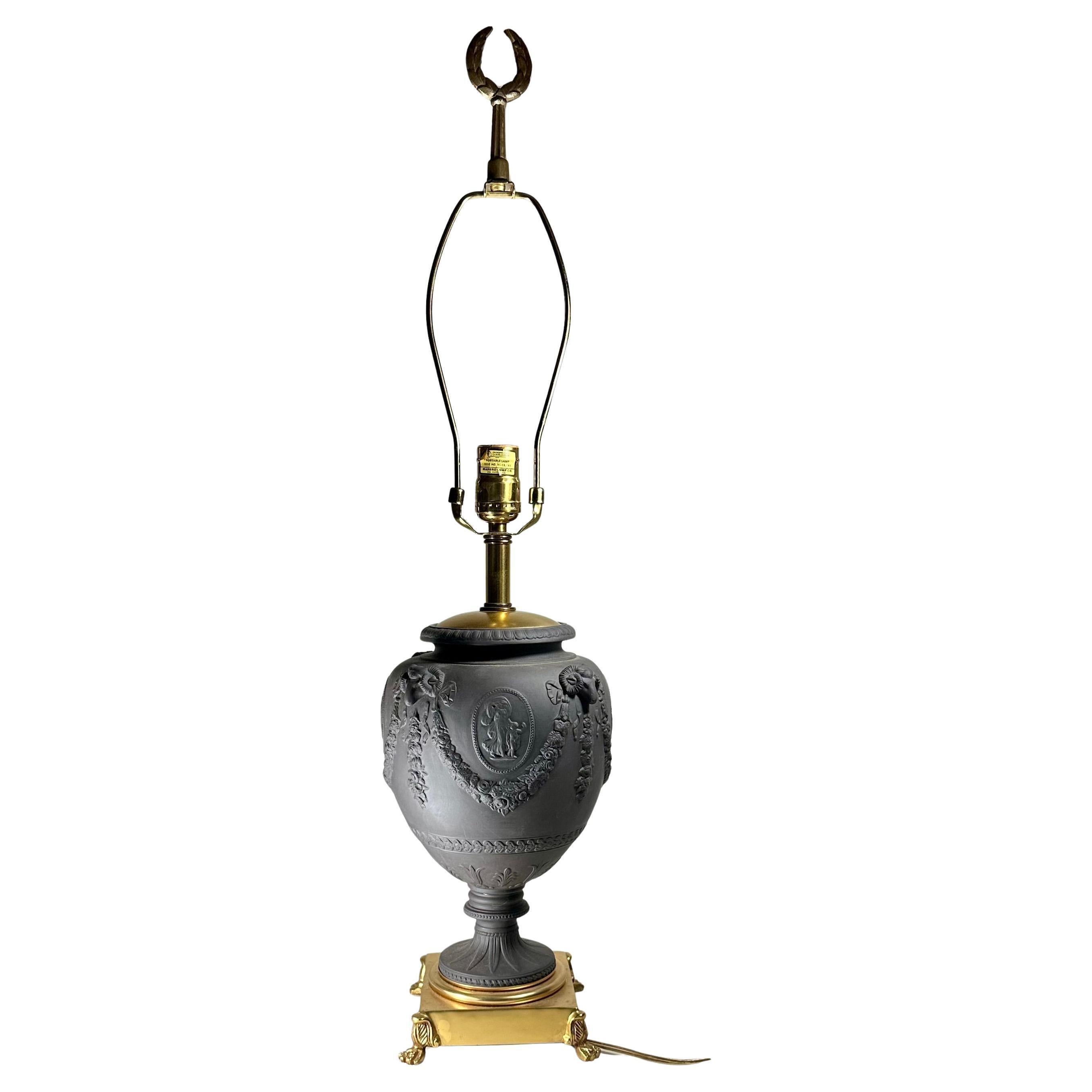Lampe de table à urne en basalte noir du 19e siècle de Wedgwood (Angleterre)

Magnifique urne en porcelaine noire de Wedgwood de très belle qualité. L'une des plus grandes innovations de tous les temps en matière de poterie est le basalte noir de