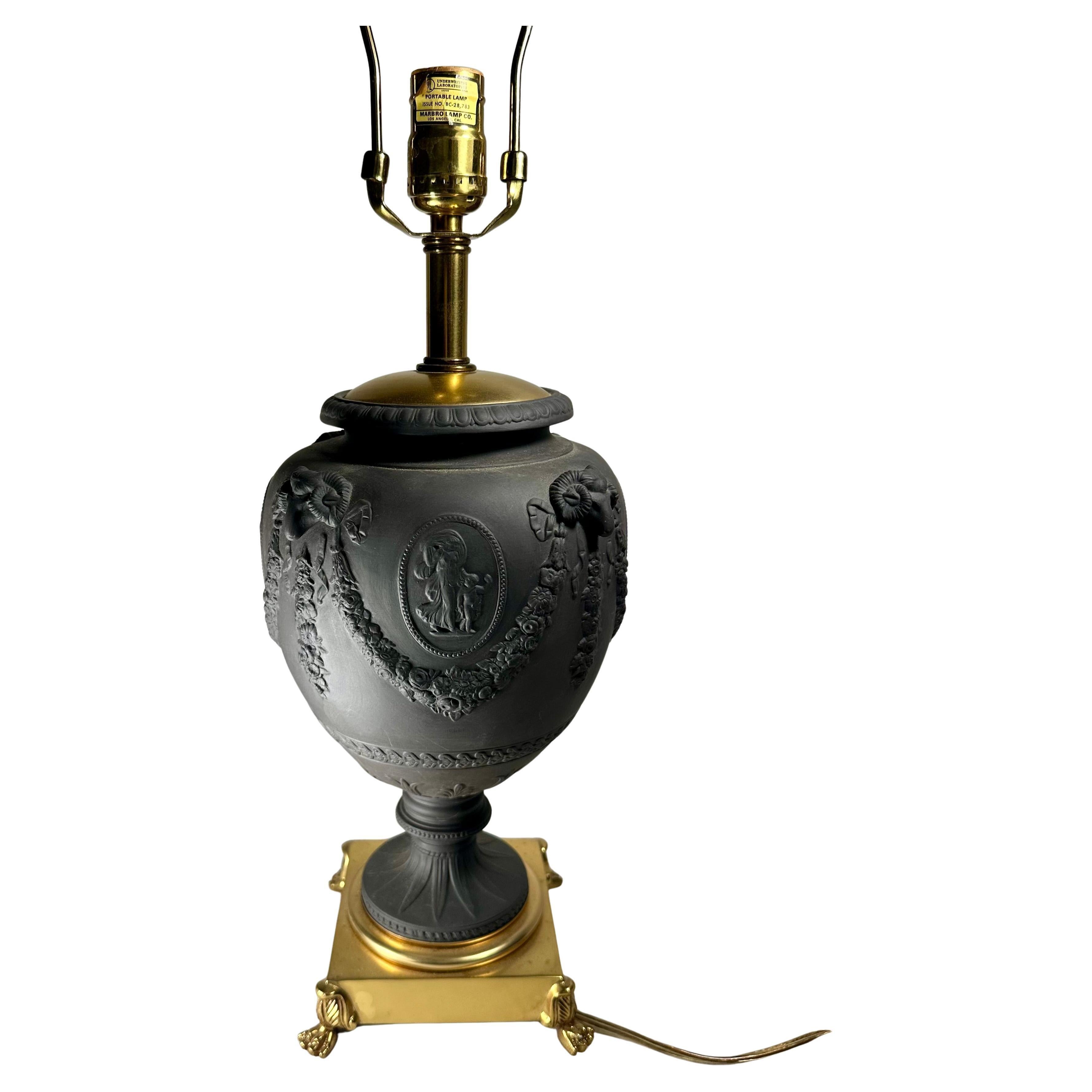 Néoclassique Lampe de table à urne en basalte noir du 19e siècle de Wedgwood (Angleterre) en vente