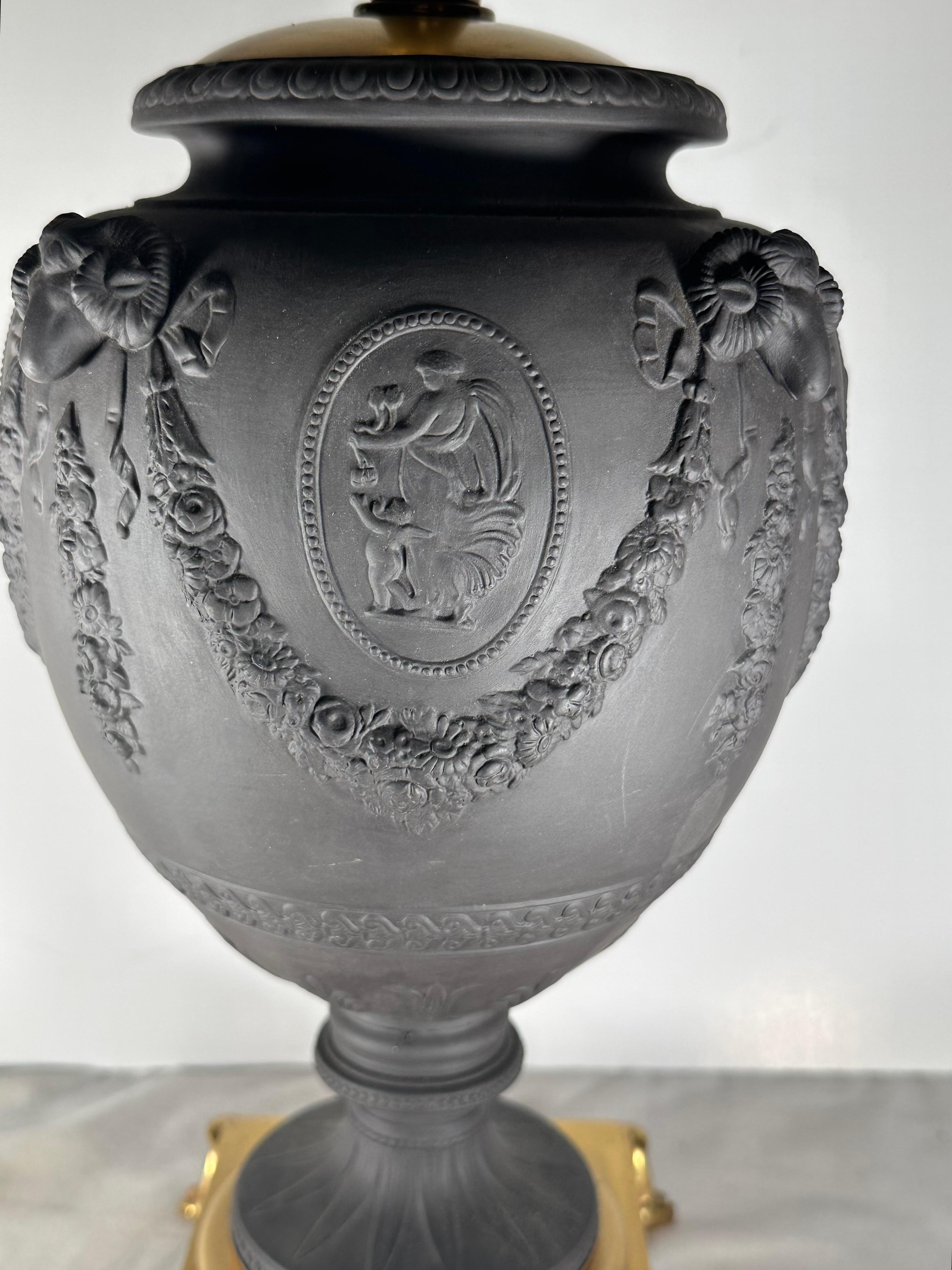 Anglais Lampe de table à urne en basalte noir du 19e siècle de Wedgwood (Angleterre) en vente