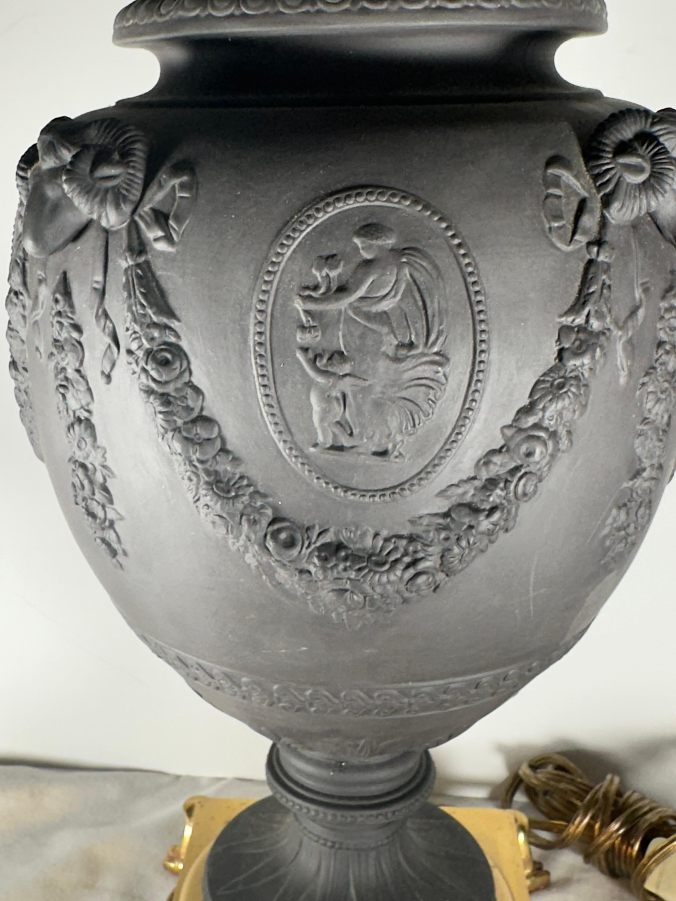 Cuit Lampe de table à urne en basalte noir du 19e siècle de Wedgwood (Angleterre) en vente