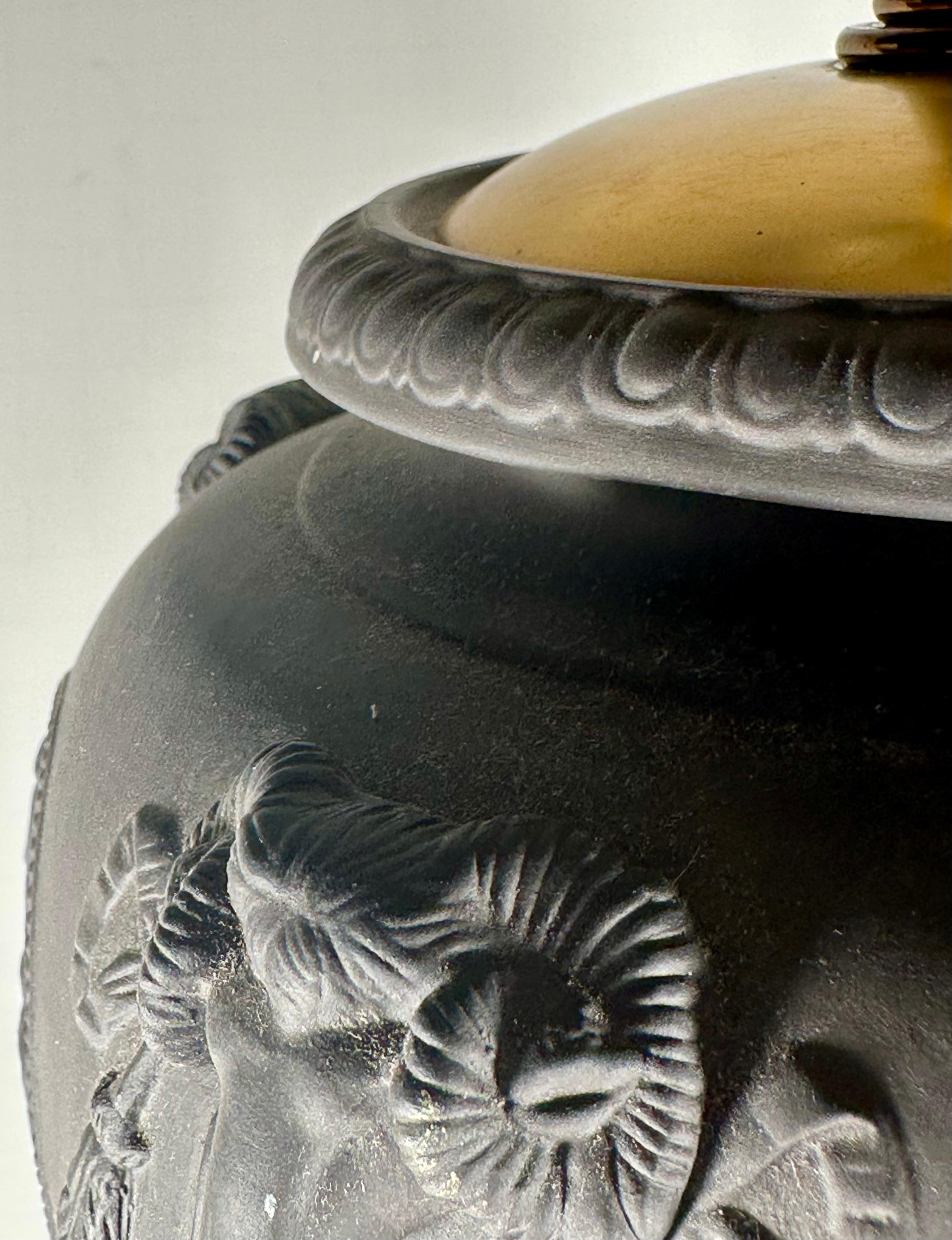 Lampe de table à urne en basalte noir du 19e siècle de Wedgwood (Angleterre) Bon état - En vente à Vero Beach, FL