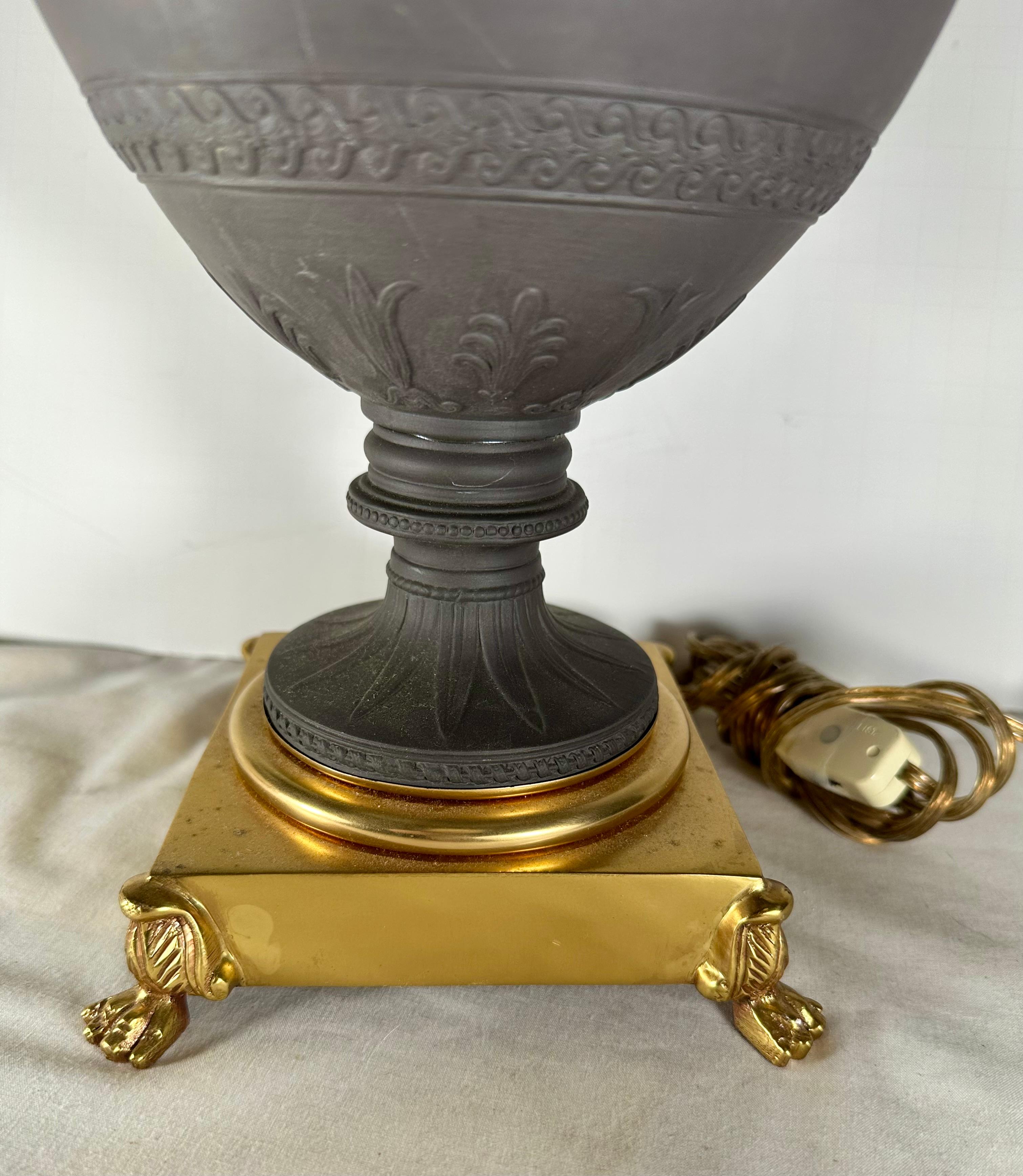 XIXe siècle Lampe de table à urne en basalte noir du 19e siècle de Wedgwood (Angleterre) en vente