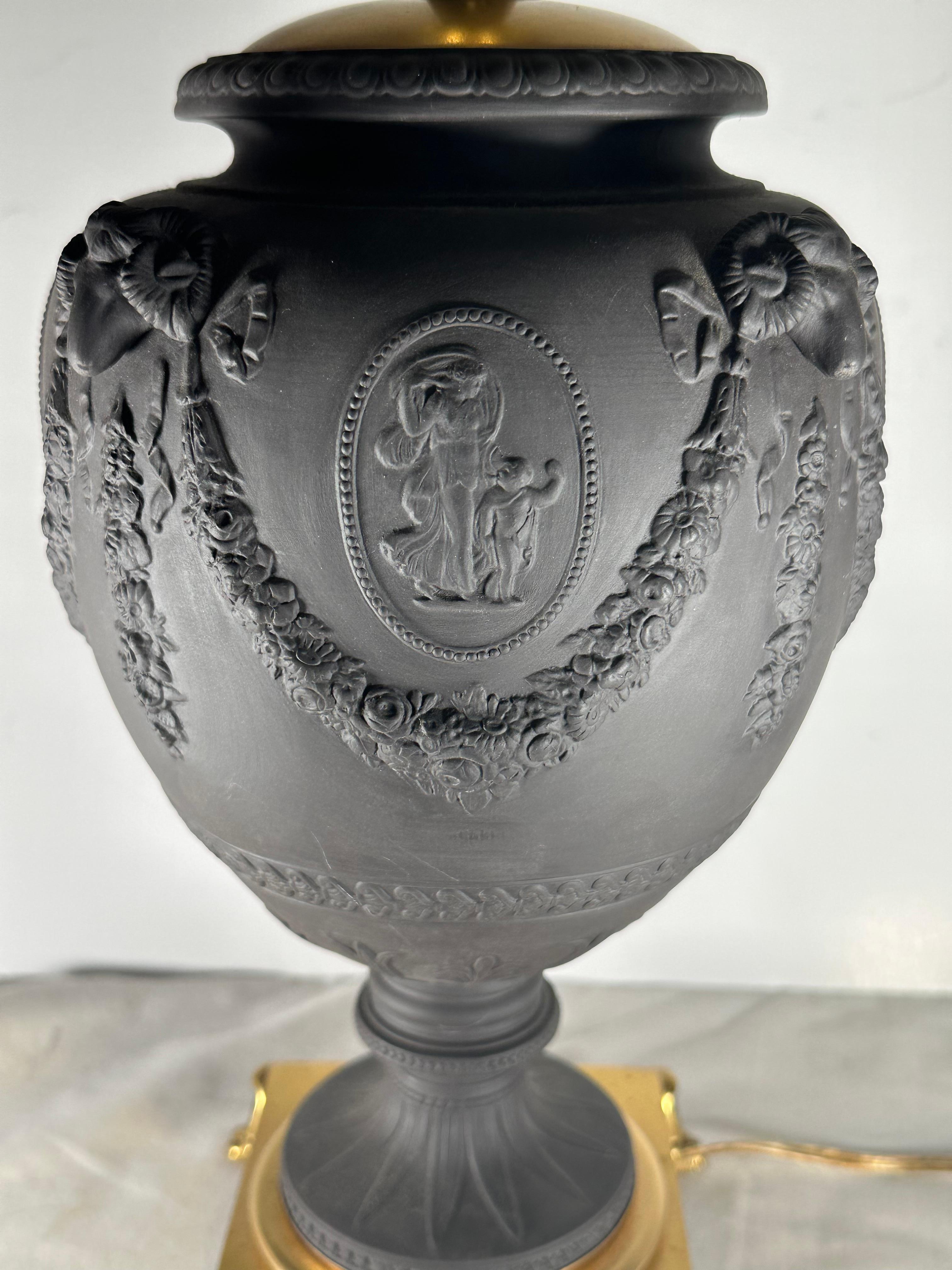 Lampe de table à urne en basalte noir du 19e siècle de Wedgwood (Angleterre) en vente 1