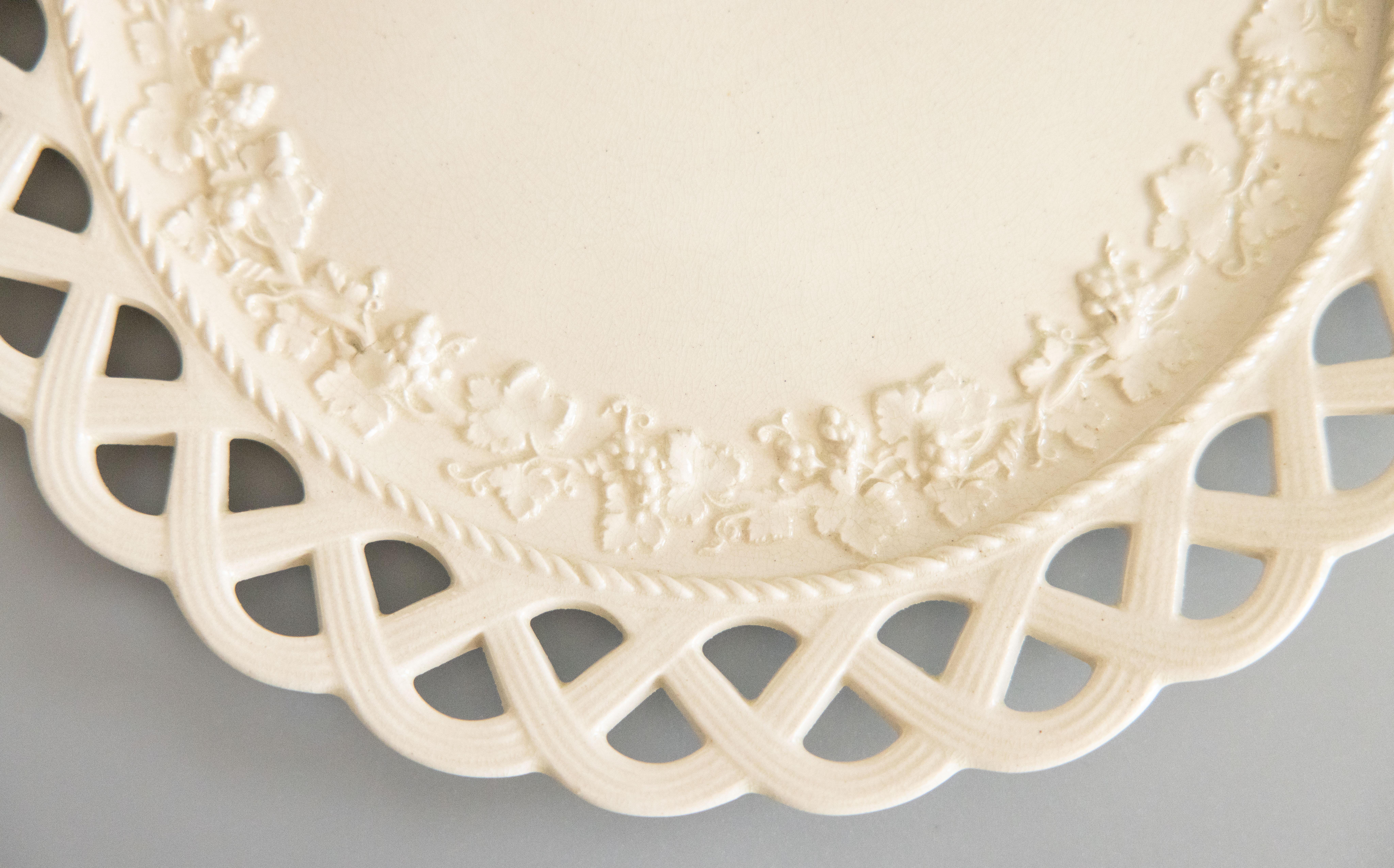 Magnifique assiette en porcelaine anglaise Wedgwood du XIXe siècle, avec une jolie bordure moulée en forme de vigne et un bord réticulé, vers 1880. Marque du fabricant au revers.