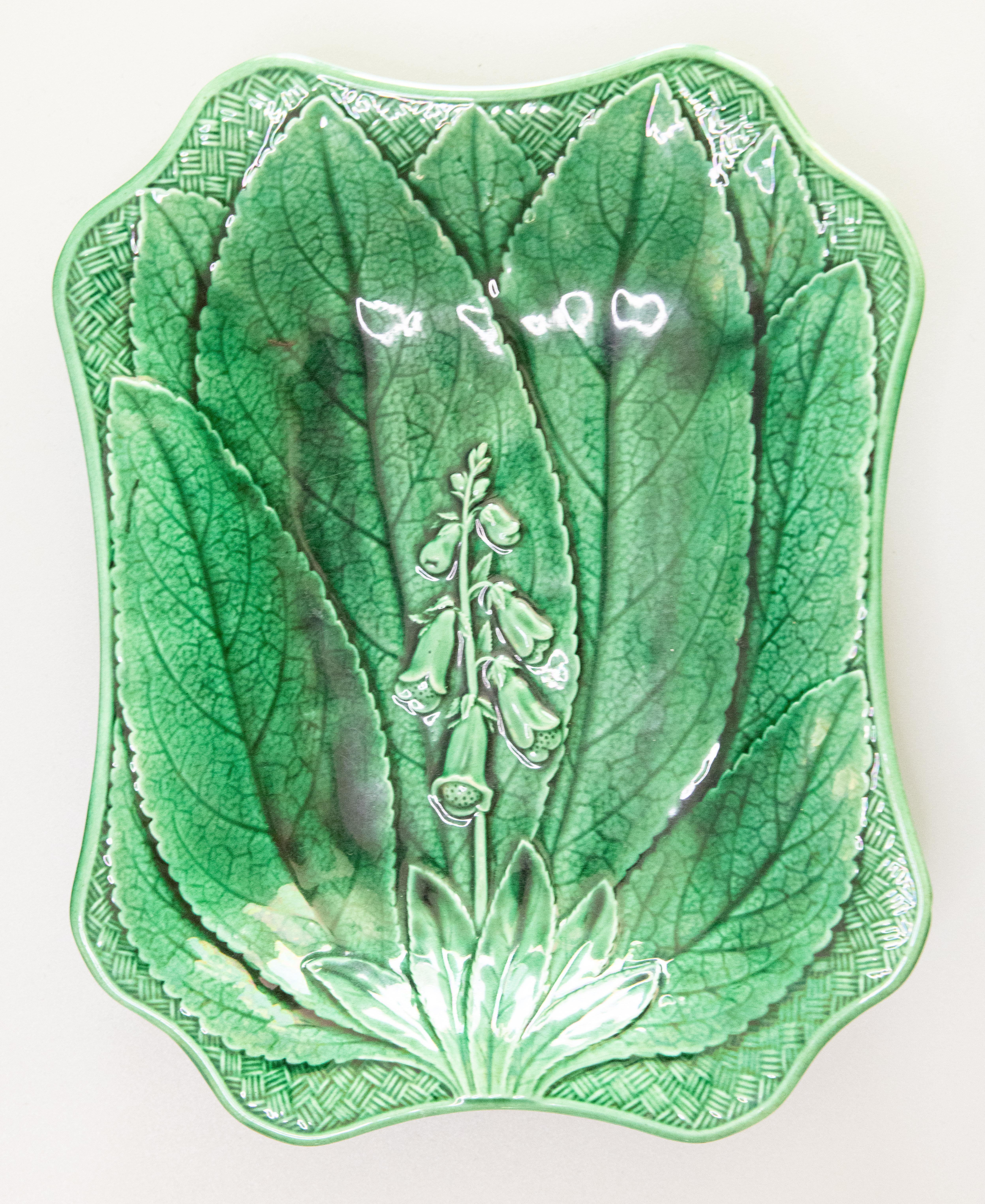 Eine seltene antike englische Wedgwood smaragdgrün glasierte Majolika Fingerhut und Blatt Muster Servierplatte, Tablett, oder Schüssel, um 1870. Herstellermarke auf der Rückseite. Diese hübsche Schale hat eine rechteckige Form mit abgeschrägten