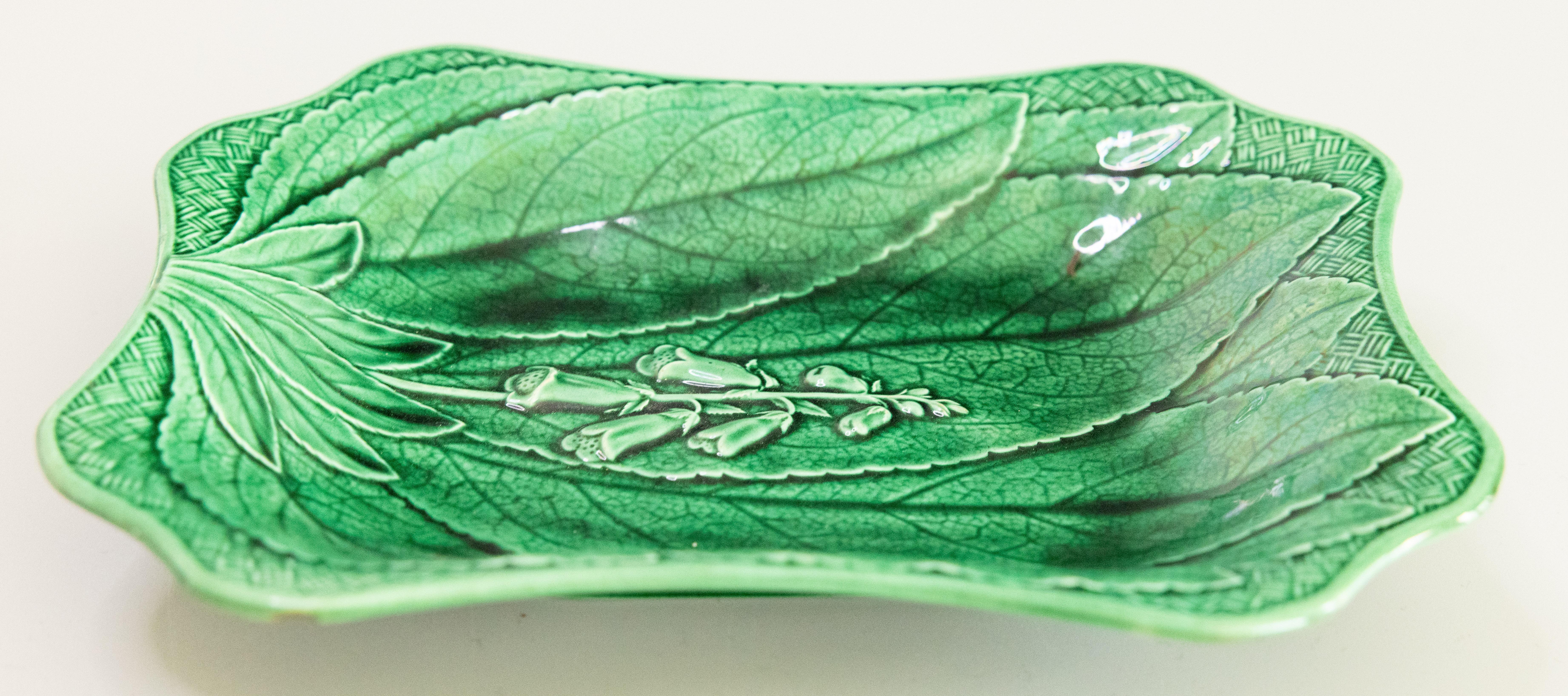 19. Jahrhundert Englisch Wedgwood Grün Majolika Foxglove Leaf Platter (Gebrannt) im Angebot