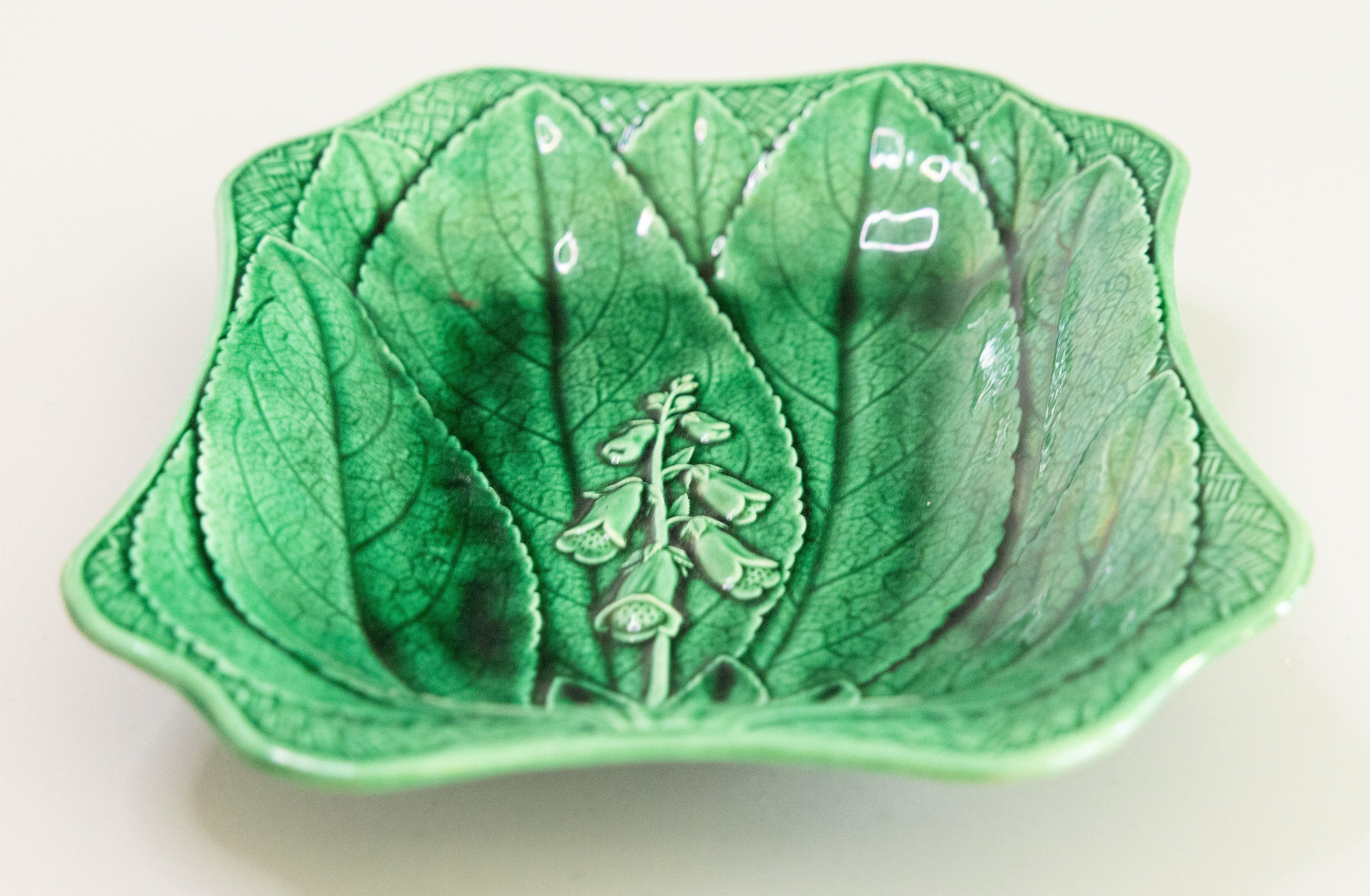 19. Jahrhundert Englisch Wedgwood Grün Majolika Foxglove Leaf Platter im Zustand „Gut“ im Angebot in Pearland, TX