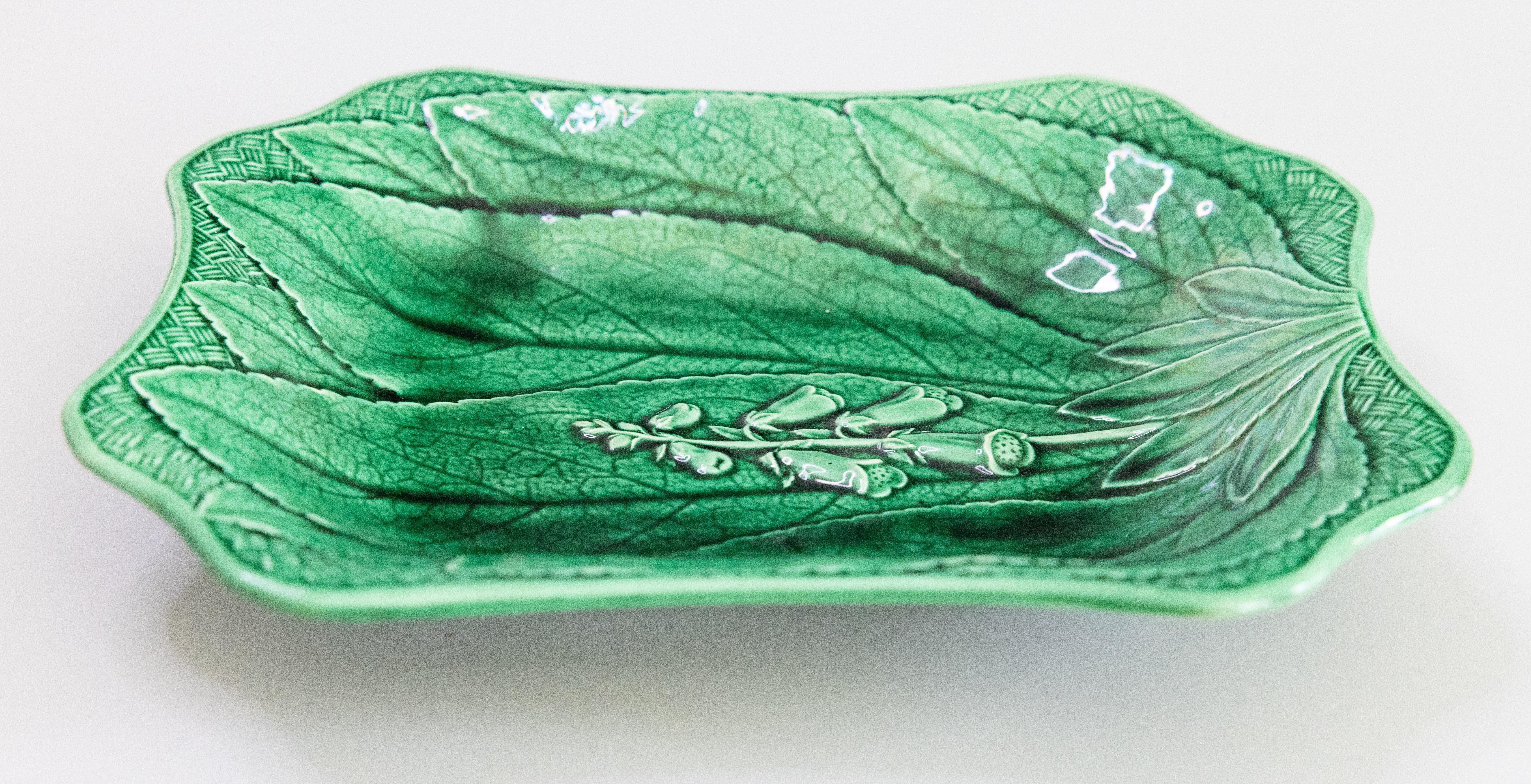19. Jahrhundert Englisch Wedgwood Grün Majolika Foxglove Leaf Platter (Spätes 19. Jahrhundert) im Angebot
