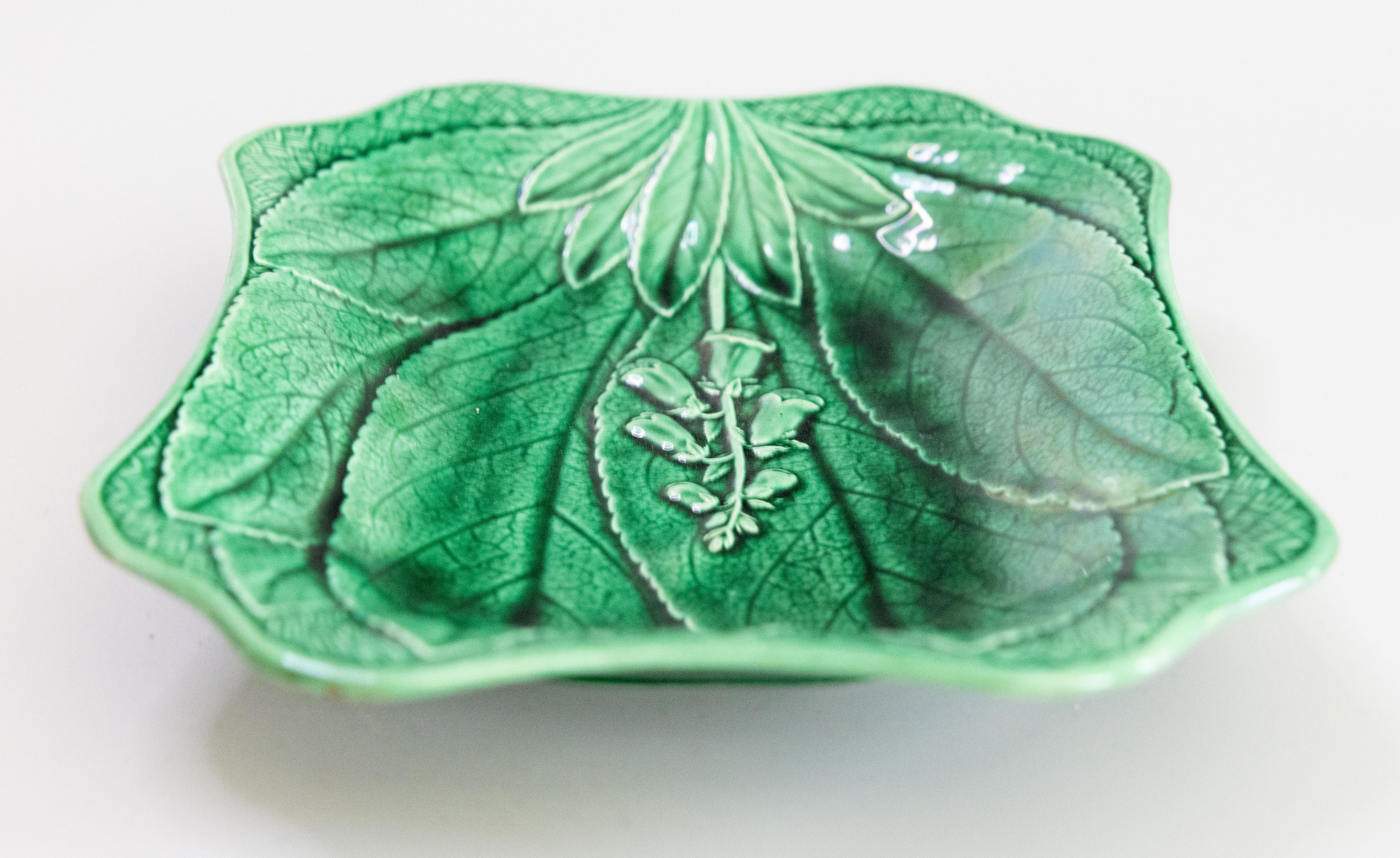 19. Jahrhundert Englisch Wedgwood Grün Majolika Foxglove Leaf Platter im Angebot 1