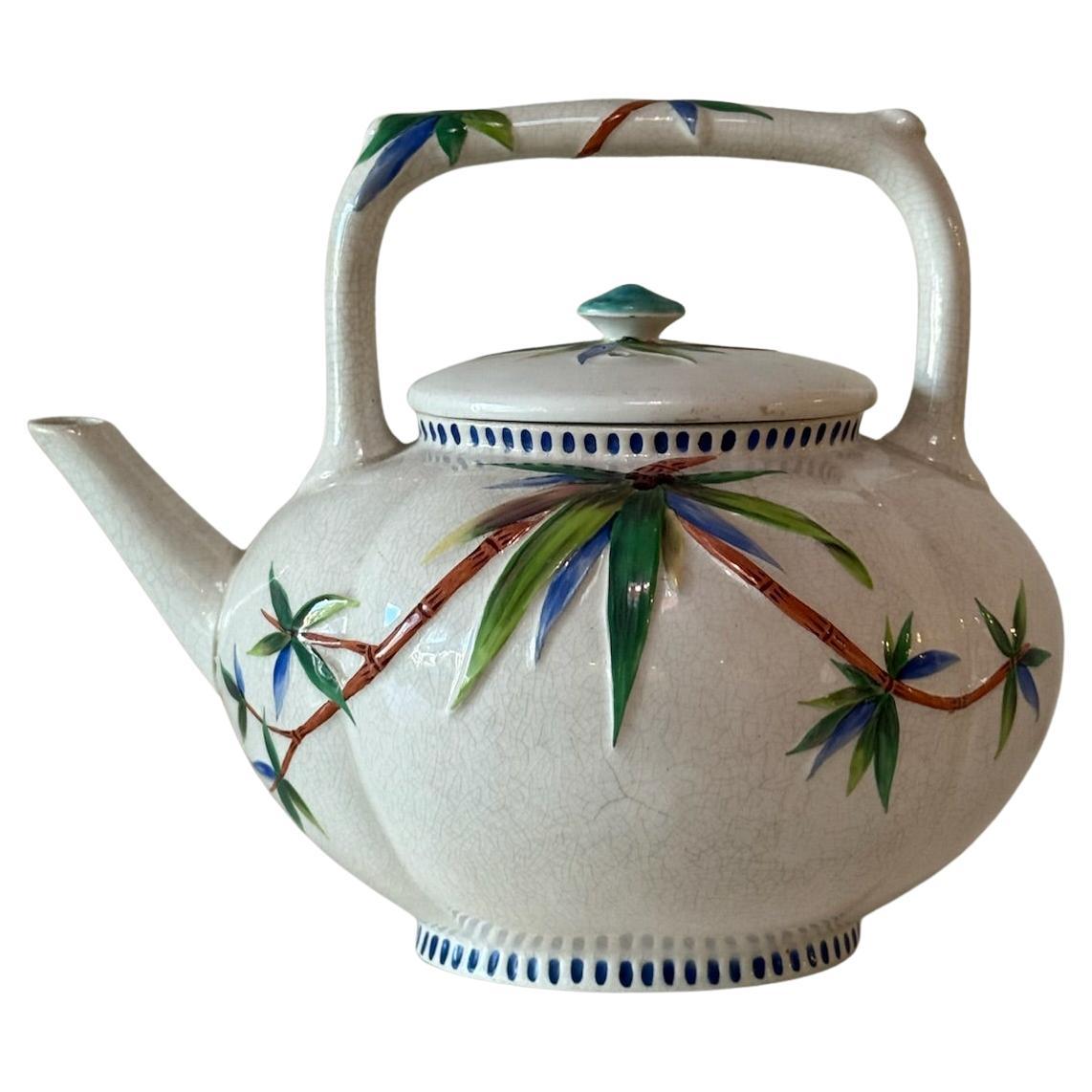 19th Century English Wedgwood Hand-Painted Bamboo Porcelain Teapot with Lid in vendita