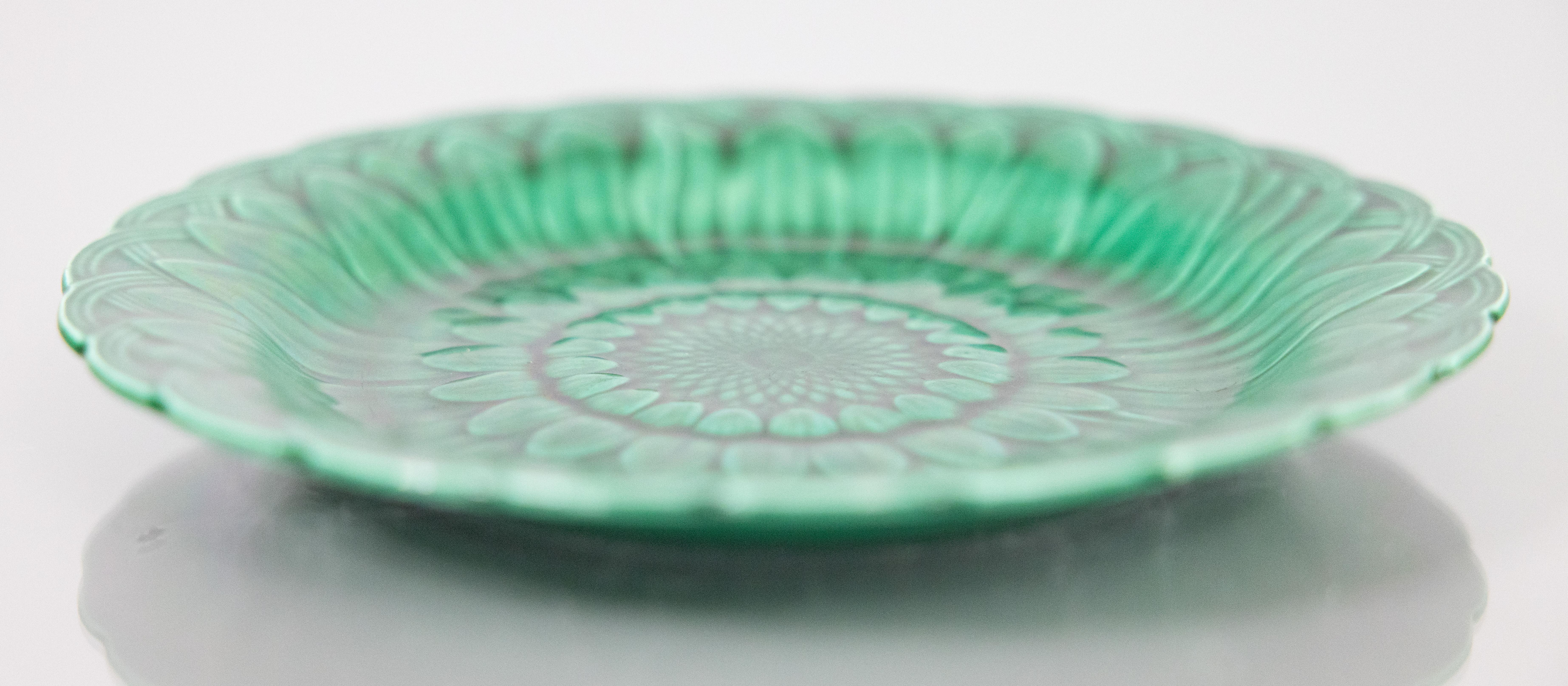 Preciosa pareja de antiguos platos de hojas de mayólica esmaltada verde inglesa del siglo XIX con un precioso diseño de girasoles y tejido de cesta de Wedgwood. Código de fecha 