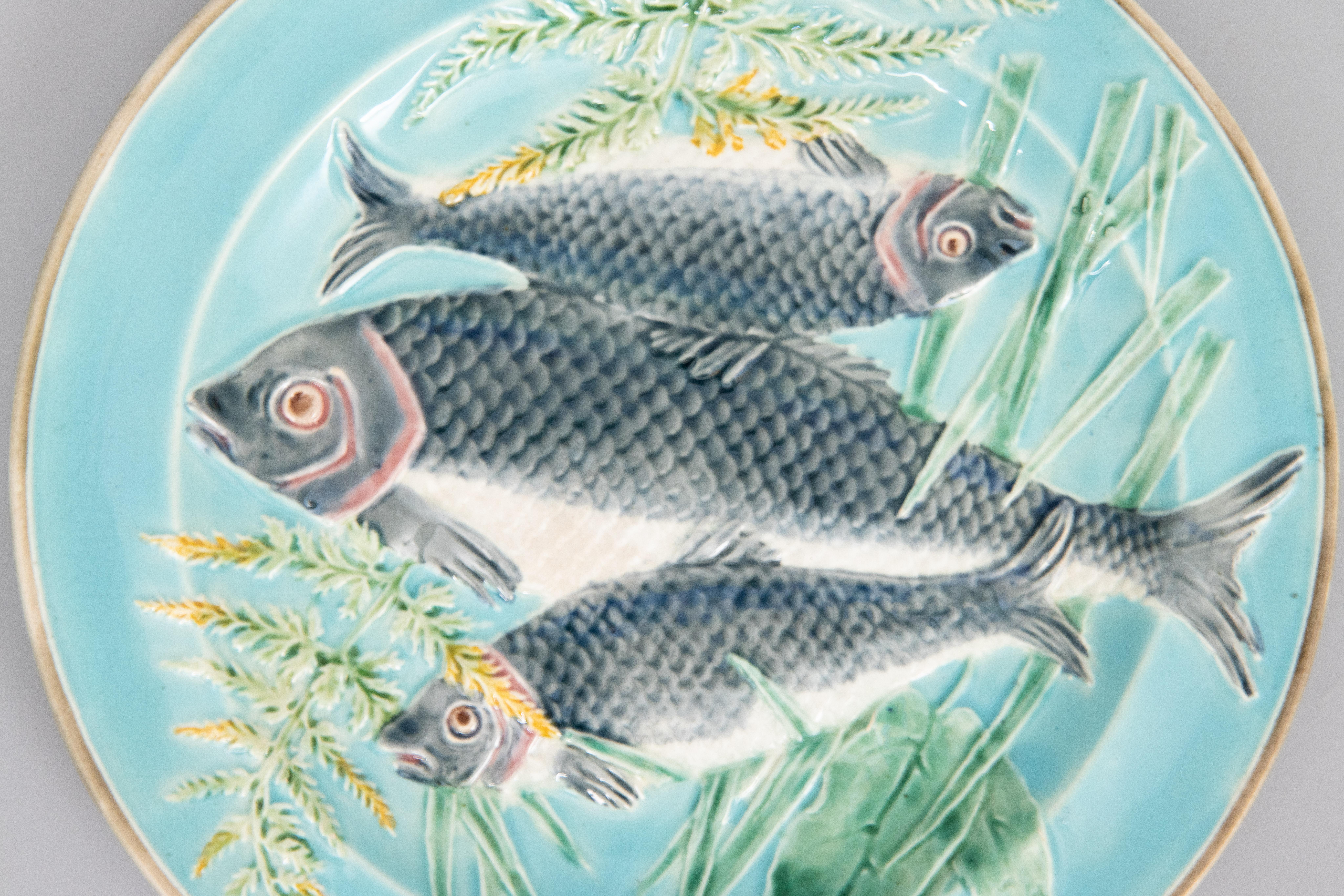 Anglais Assiette en majolique anglaise Wedgwood du XIXe siècle avec poisson turquoise et algues marines en vente