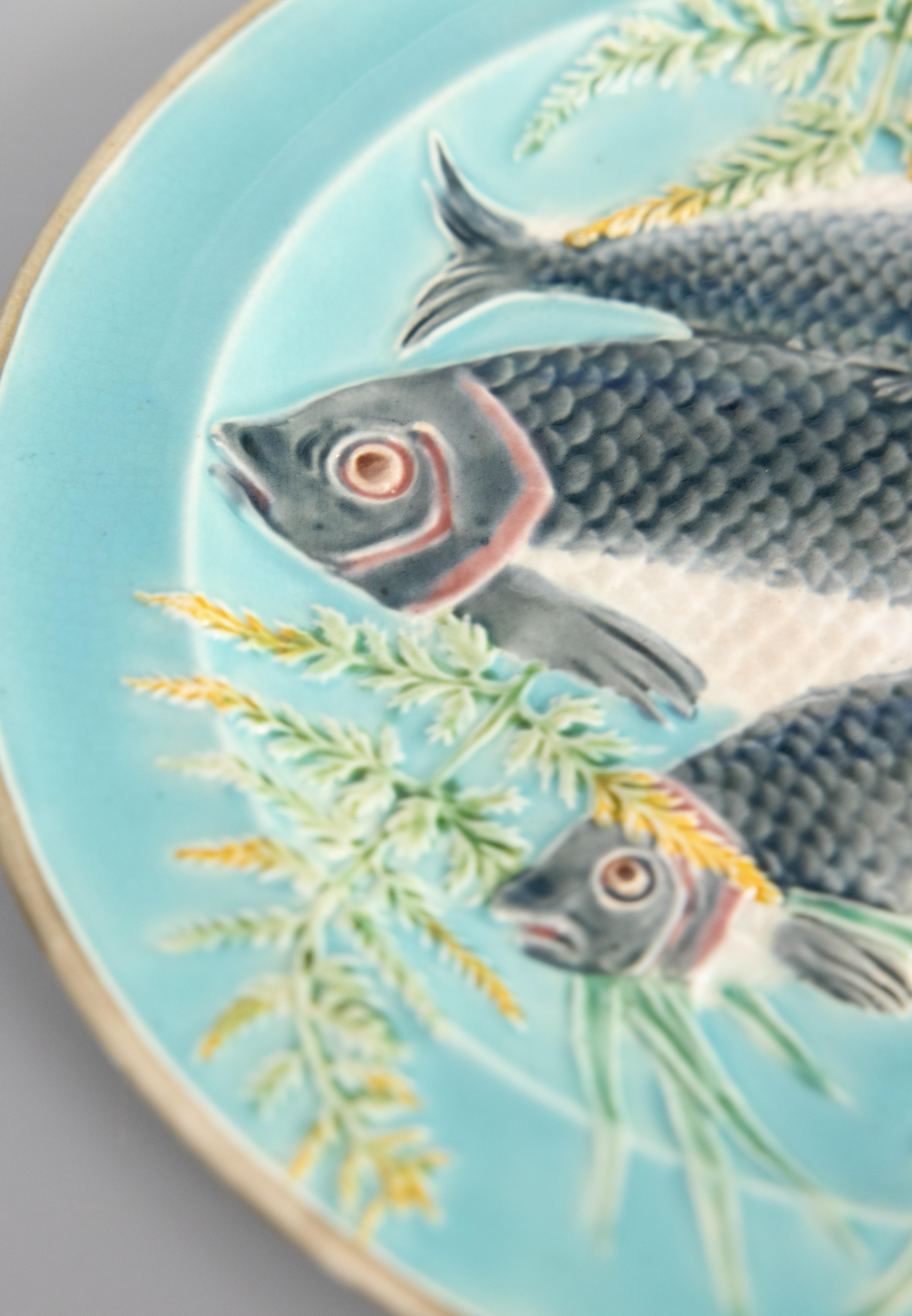 Cuit Assiette en majolique anglaise Wedgwood du XIXe siècle avec poisson turquoise et algues marines en vente