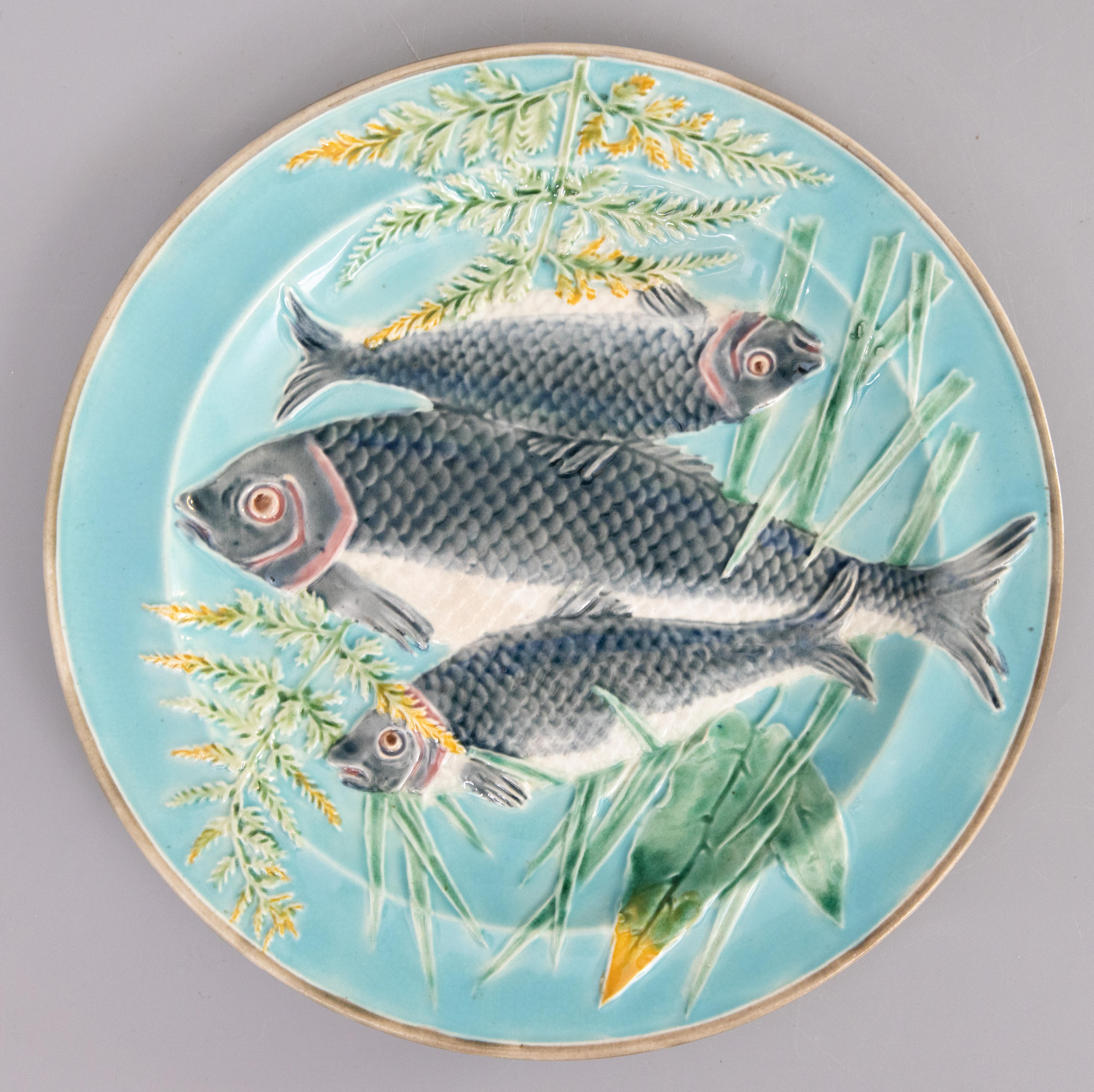 Majolique Assiette en majolique anglaise Wedgwood du XIXe siècle avec poisson turquoise et algues marines en vente