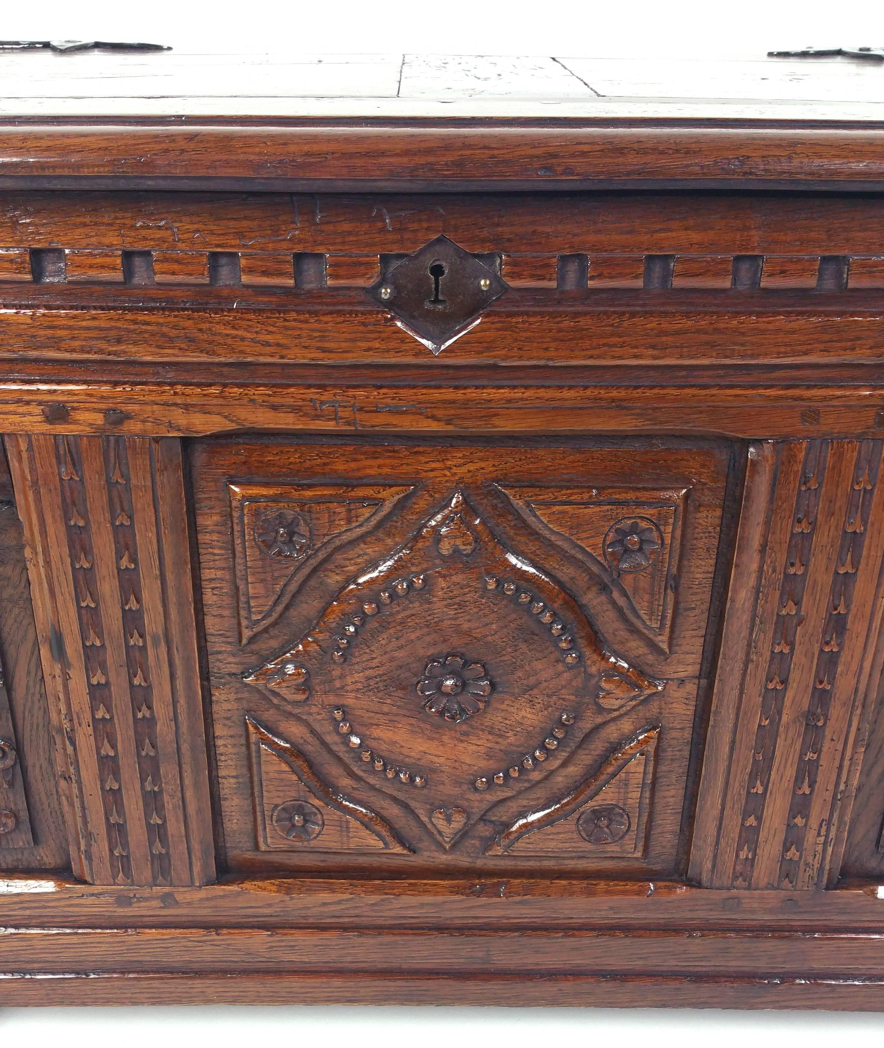 19th Century English Well-Proportioned Carved Oak Coffer In Good Condition In London, west Sussex