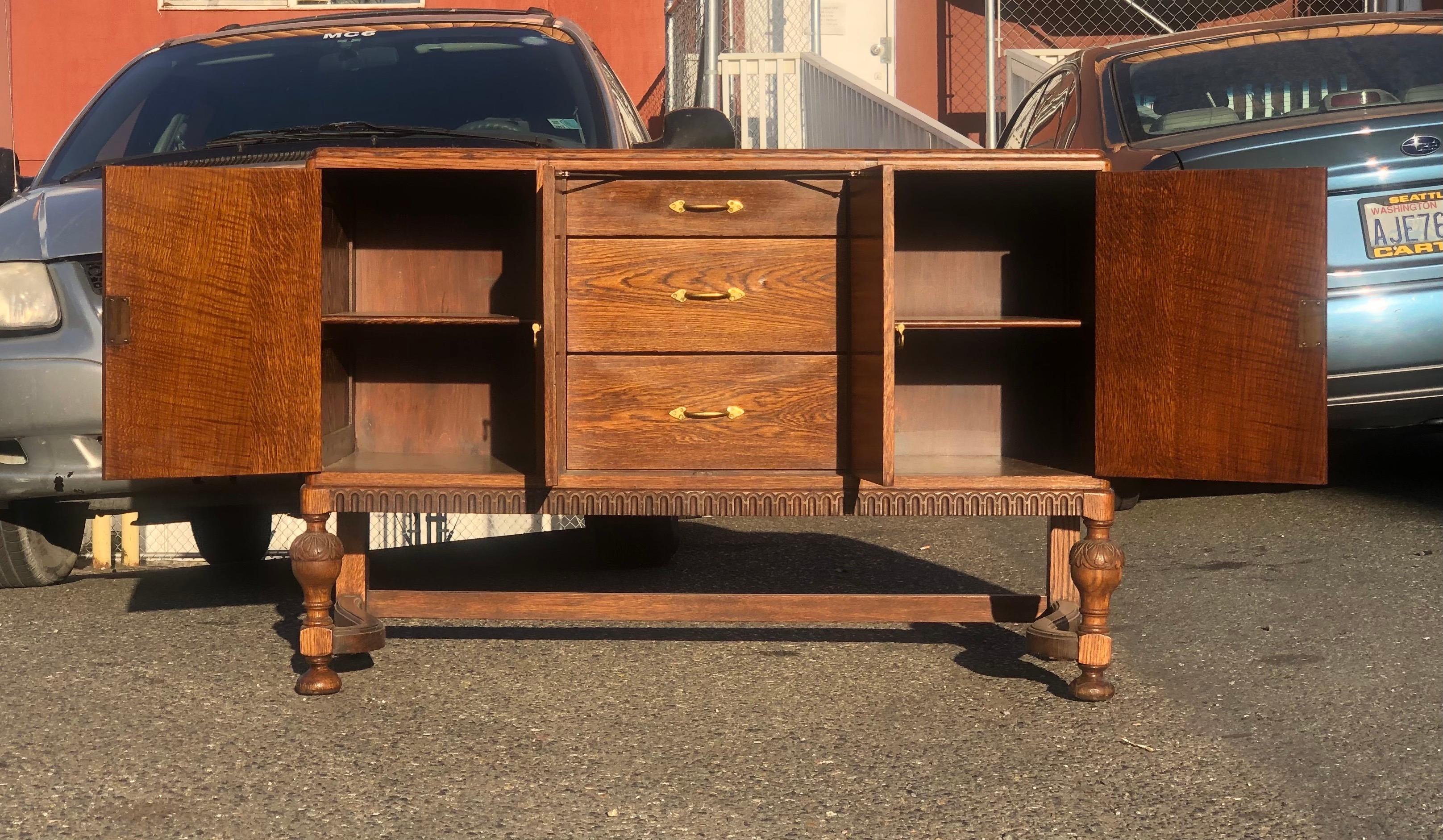 Englisches Sideboard aus geschwärzter Eiche aus dem 19. Jahrhundert im Angebot 1