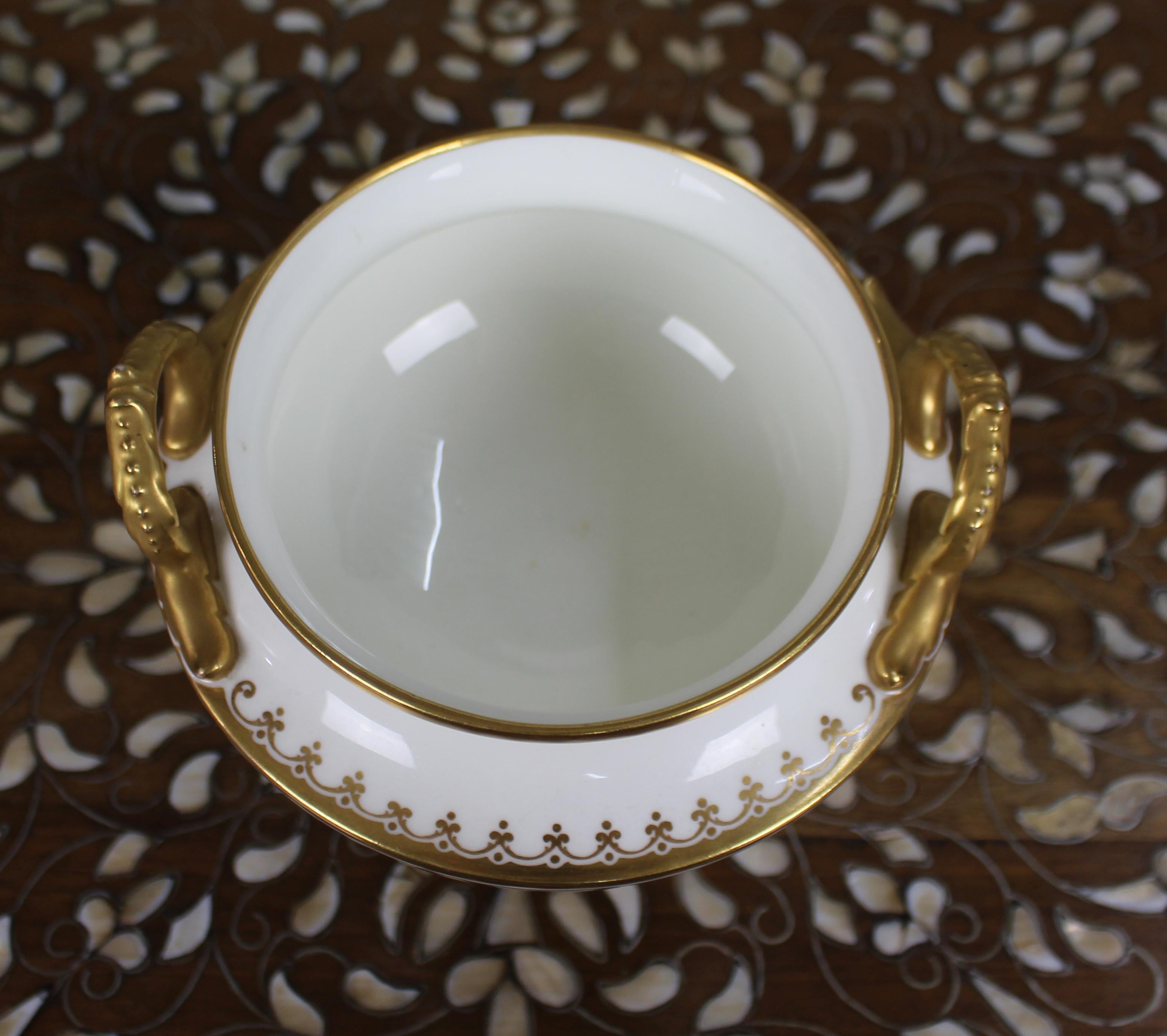 Urne en porcelaine à deux anses, blanche et dorée, du 19e siècle, anglaise en vente 4