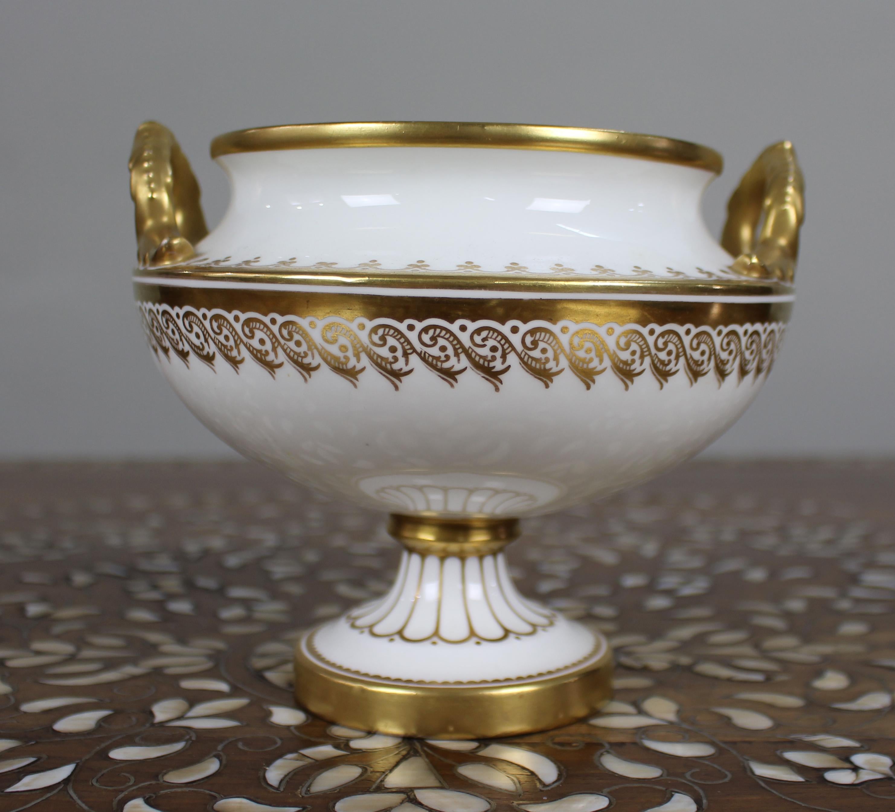 Urne en porcelaine à deux anses, blanche et dorée, du 19e siècle, anglaise en vente 5