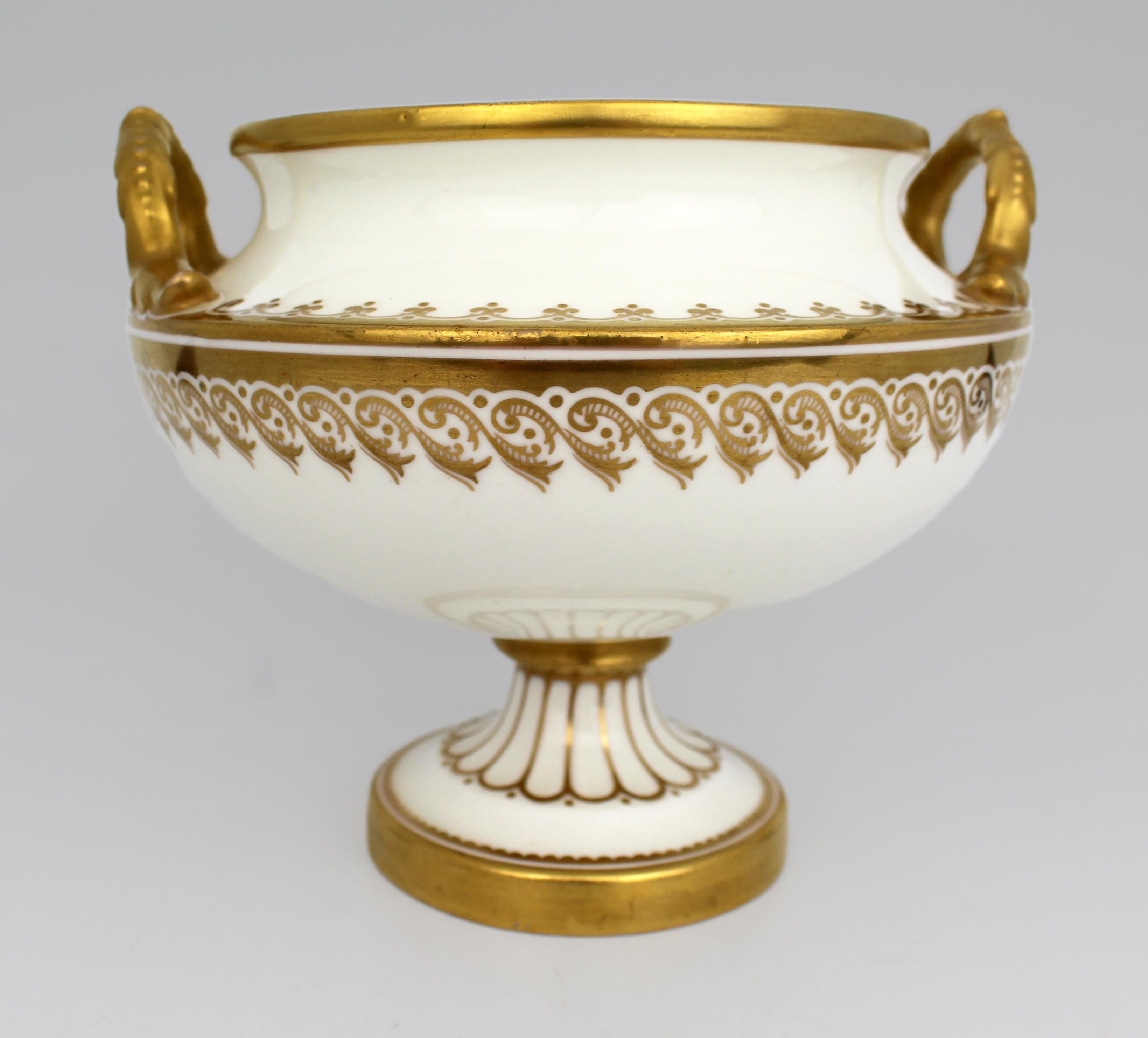 Urne en porcelaine à deux anses, blanche et dorée, du 19e siècle, anglaise en vente 6