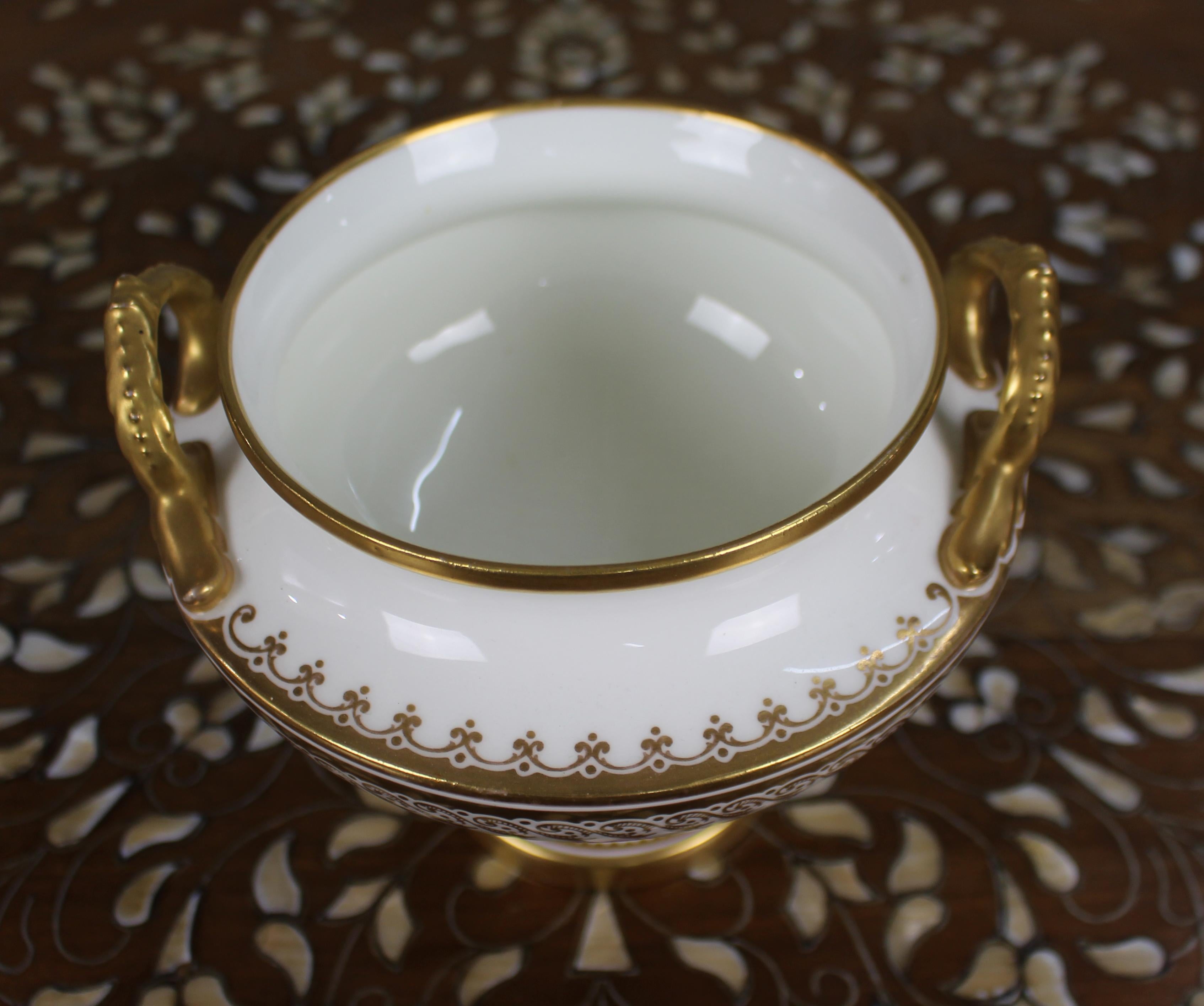 Britannique Urne en porcelaine à deux anses, blanche et dorée, du 19e siècle, anglaise en vente