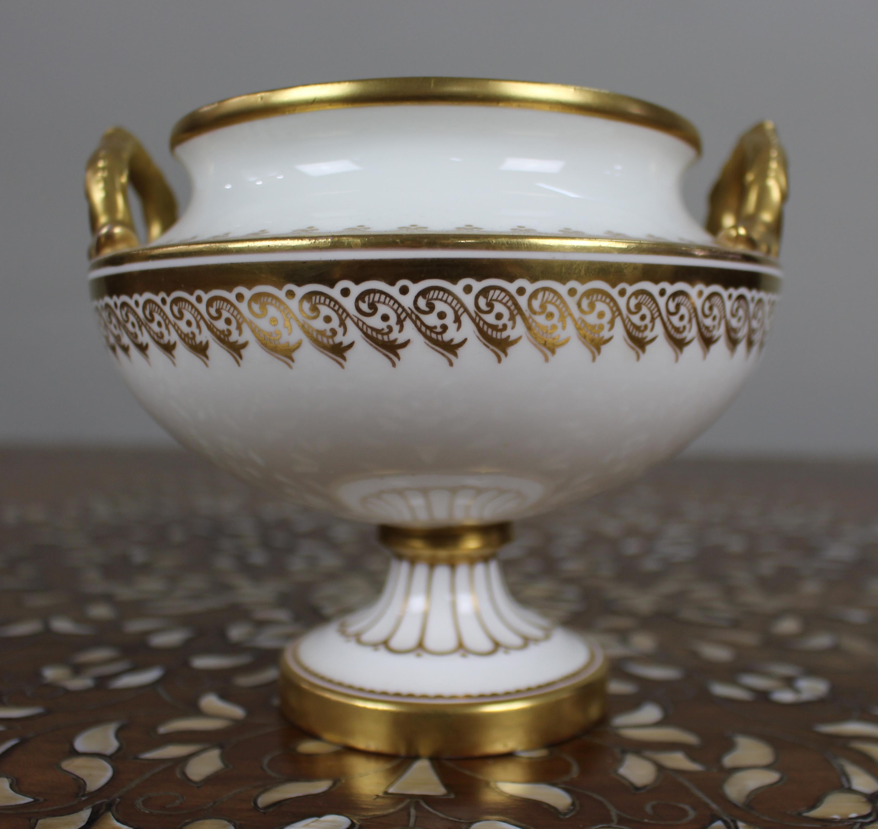Urne en porcelaine à deux anses, blanche et dorée, du 19e siècle, anglaise Bon état - En vente à Worcester, GB