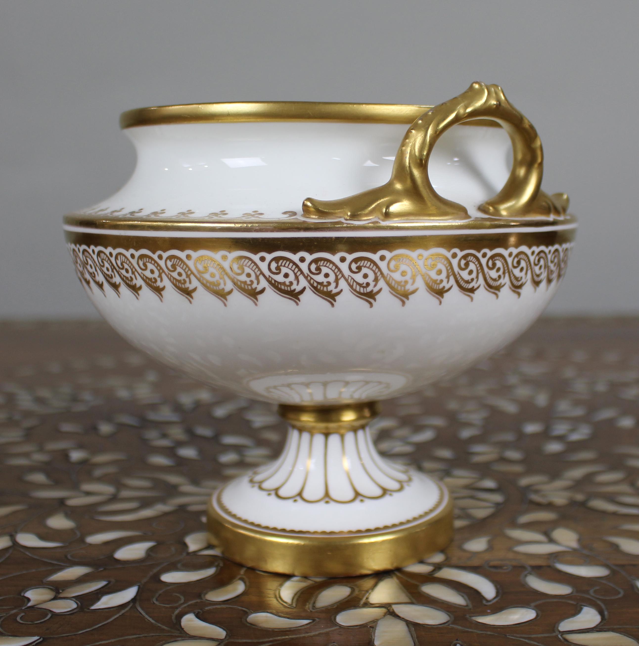 XIXe siècle Urne en porcelaine à deux anses, blanche et dorée, du 19e siècle, anglaise en vente