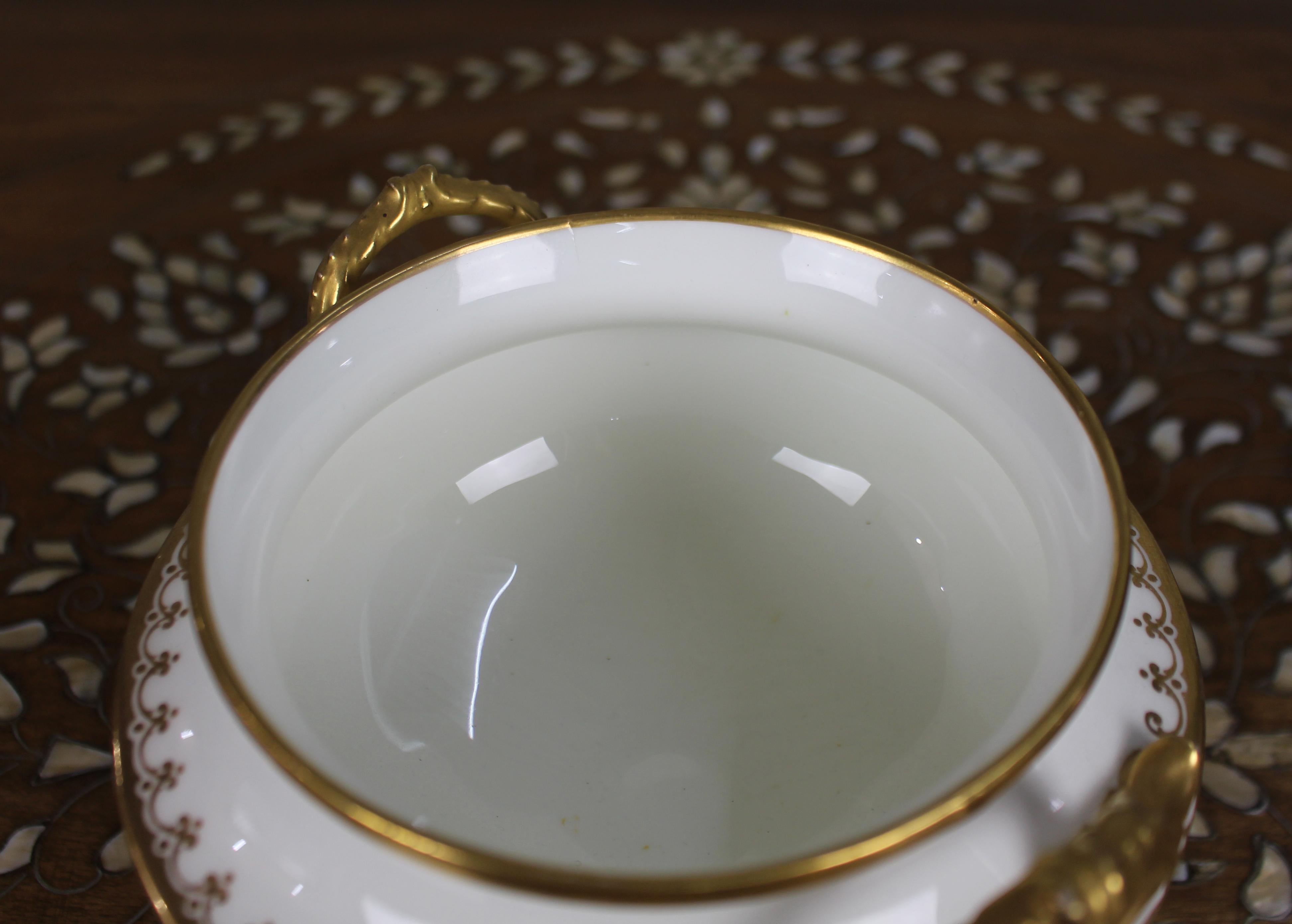 Porcelaine Urne en porcelaine à deux anses, blanche et dorée, du 19e siècle, anglaise en vente