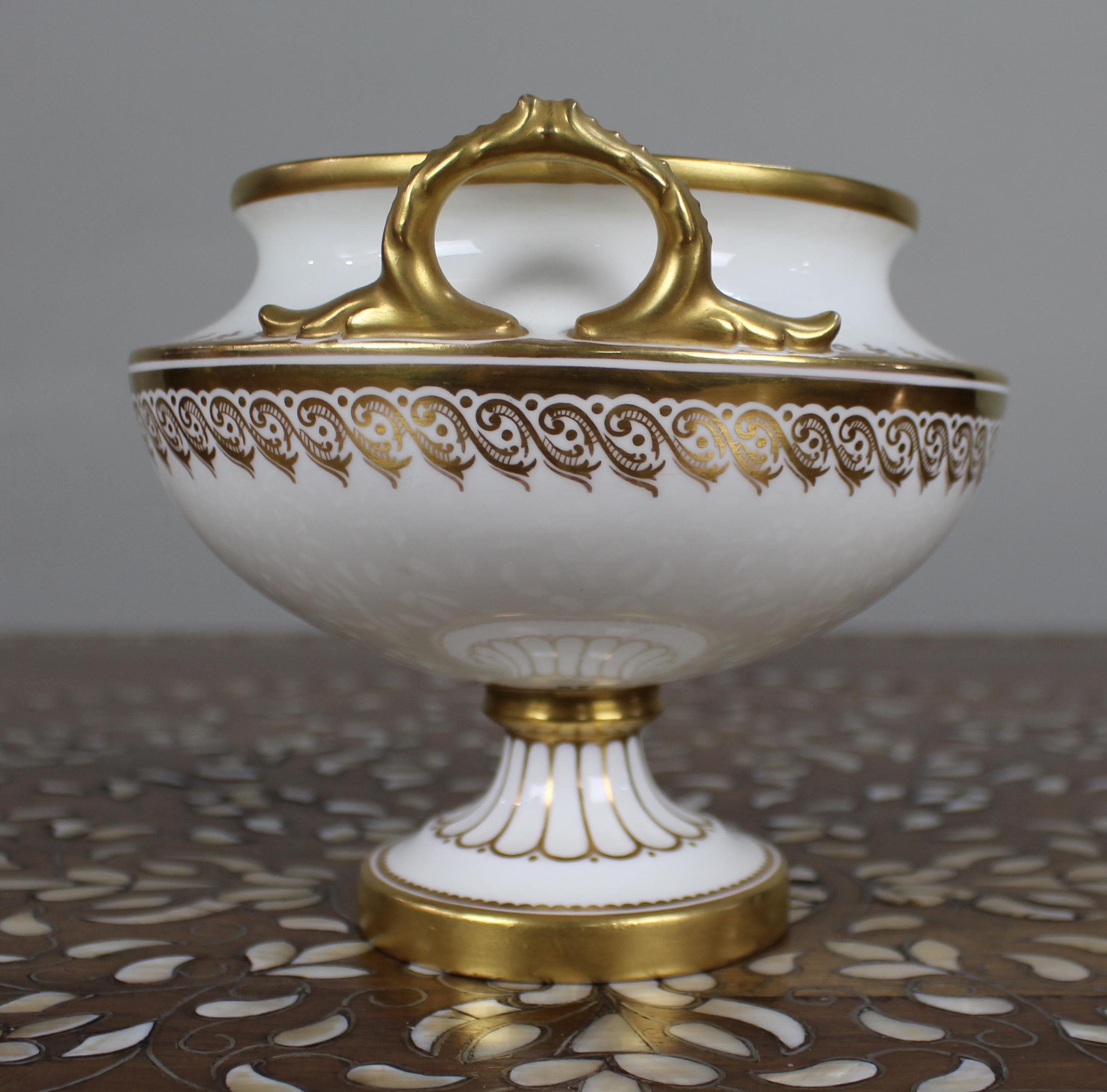 Urne en porcelaine à deux anses, blanche et dorée, du 19e siècle, anglaise en vente 1