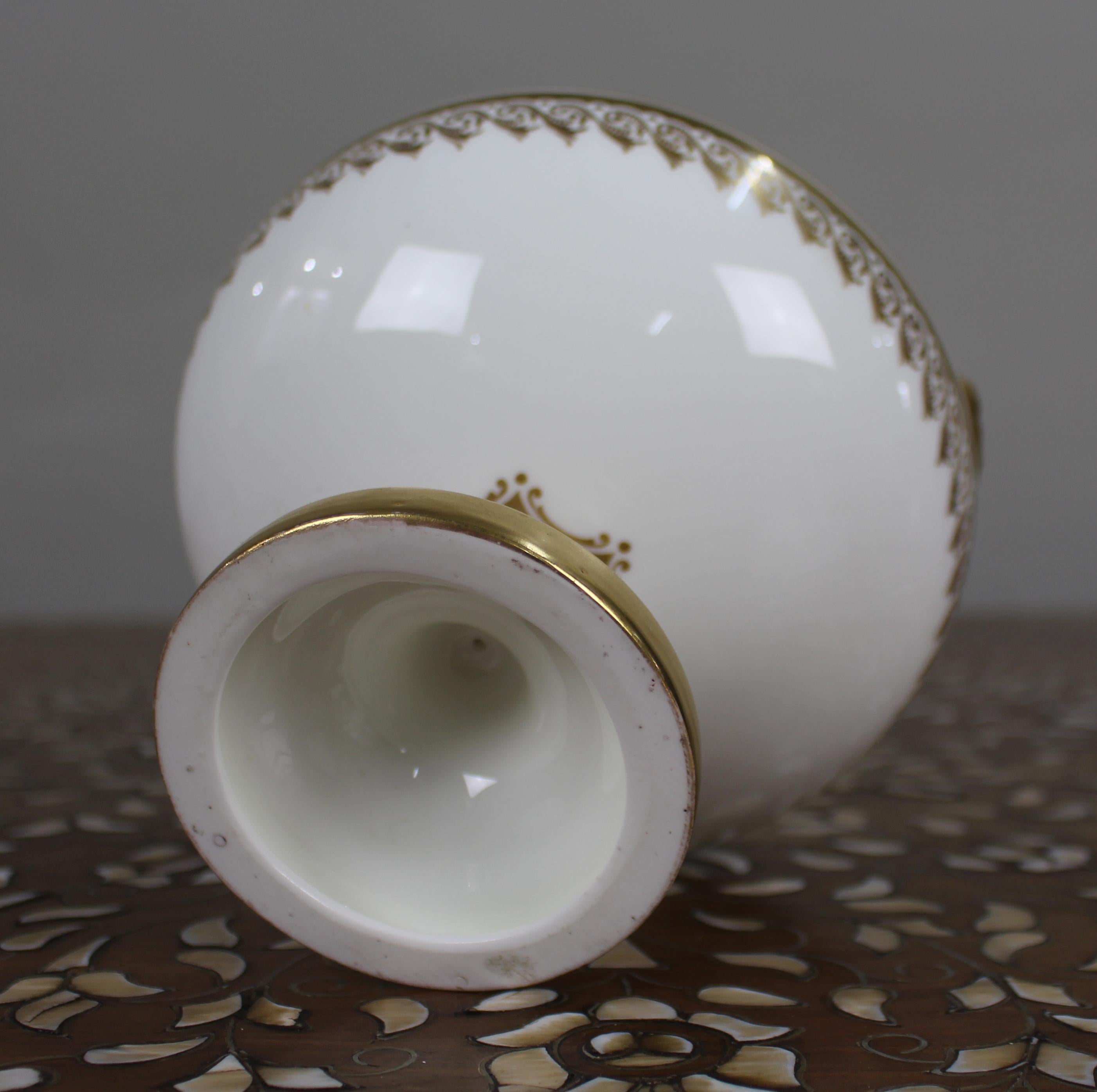 Urne en porcelaine à deux anses, blanche et dorée, du 19e siècle, anglaise en vente 3