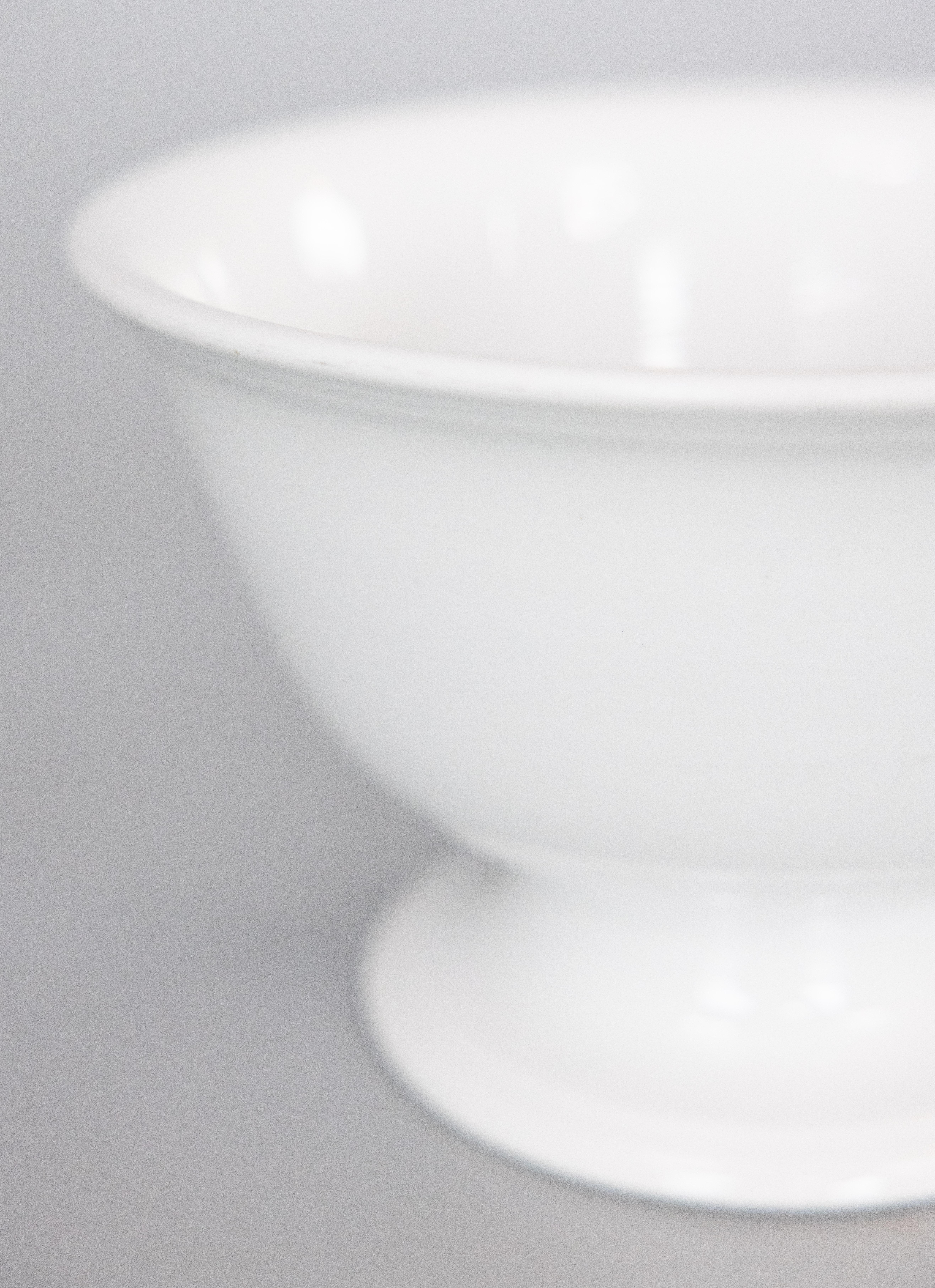 Englische Punschschüssel aus weißem Eisenstein mit Pedestal aus dem 19. im Zustand „Gut“ im Angebot in Pearland, TX