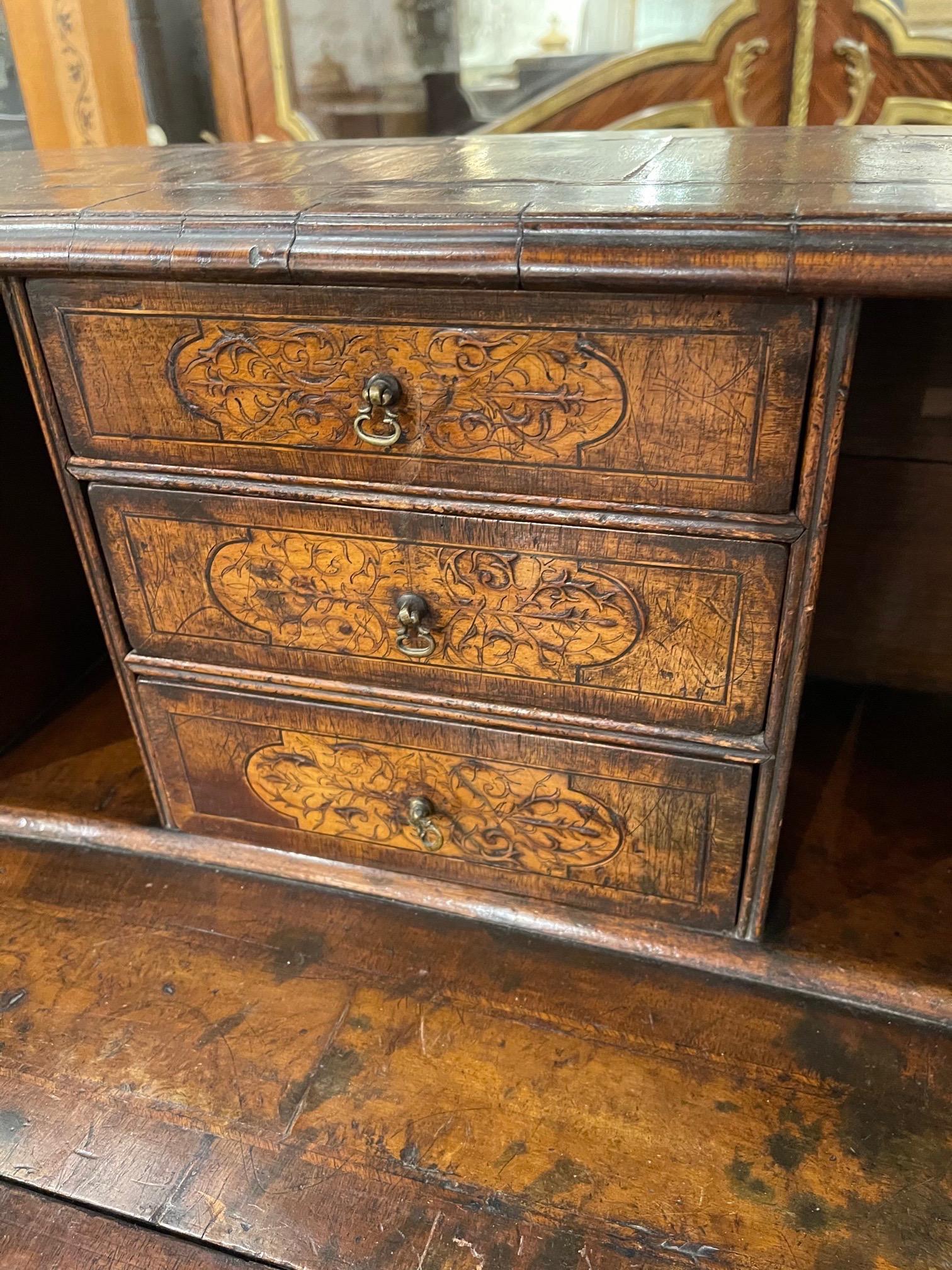 19th Century English William and Mary Carved and Inlaid Walnut Desk In Good Condition In Dallas, TX