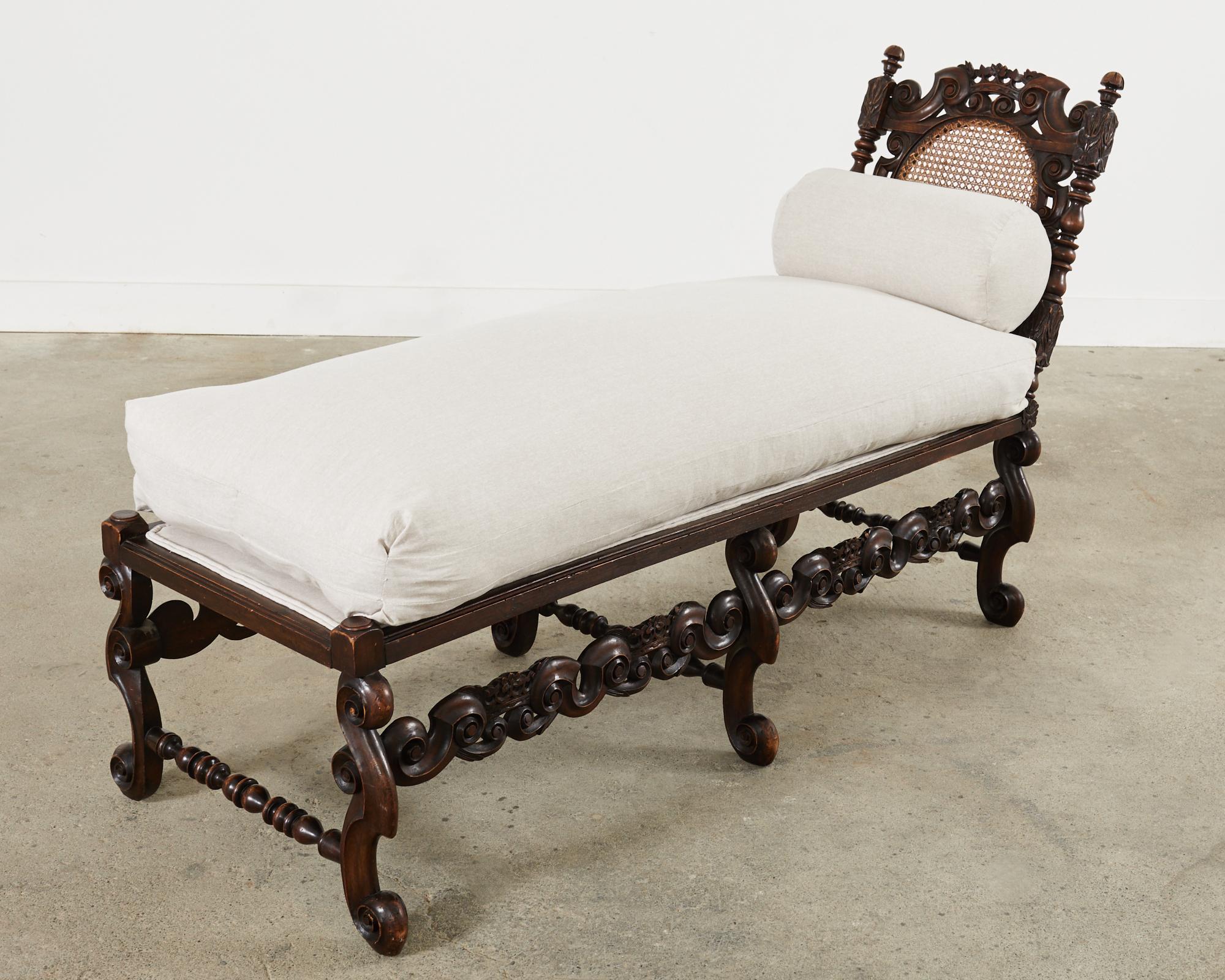 19th Century English William and Mary Walnut Chaise Longue For Sale 4