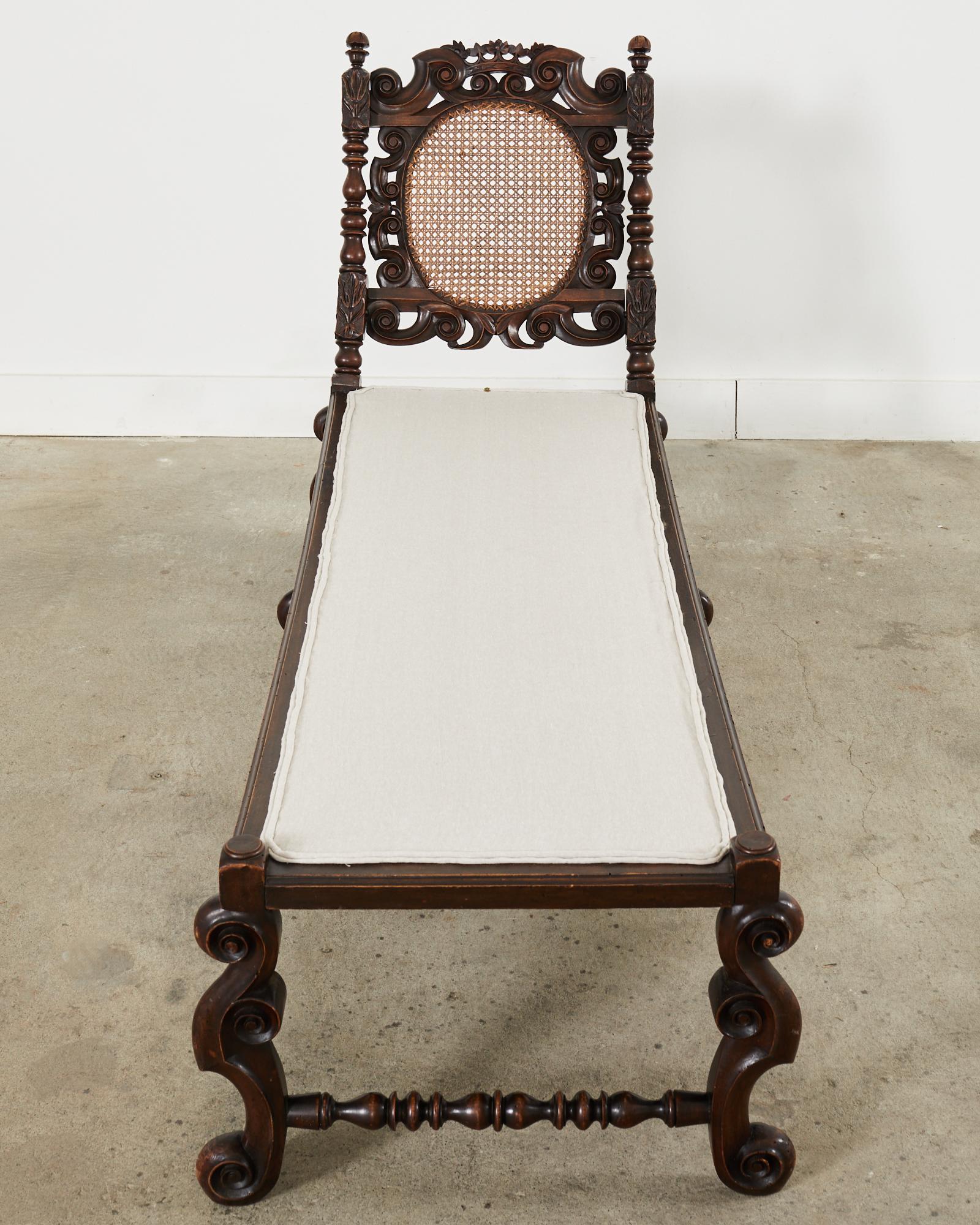 19th Century English William and Mary Walnut Chaise Longue For Sale 5