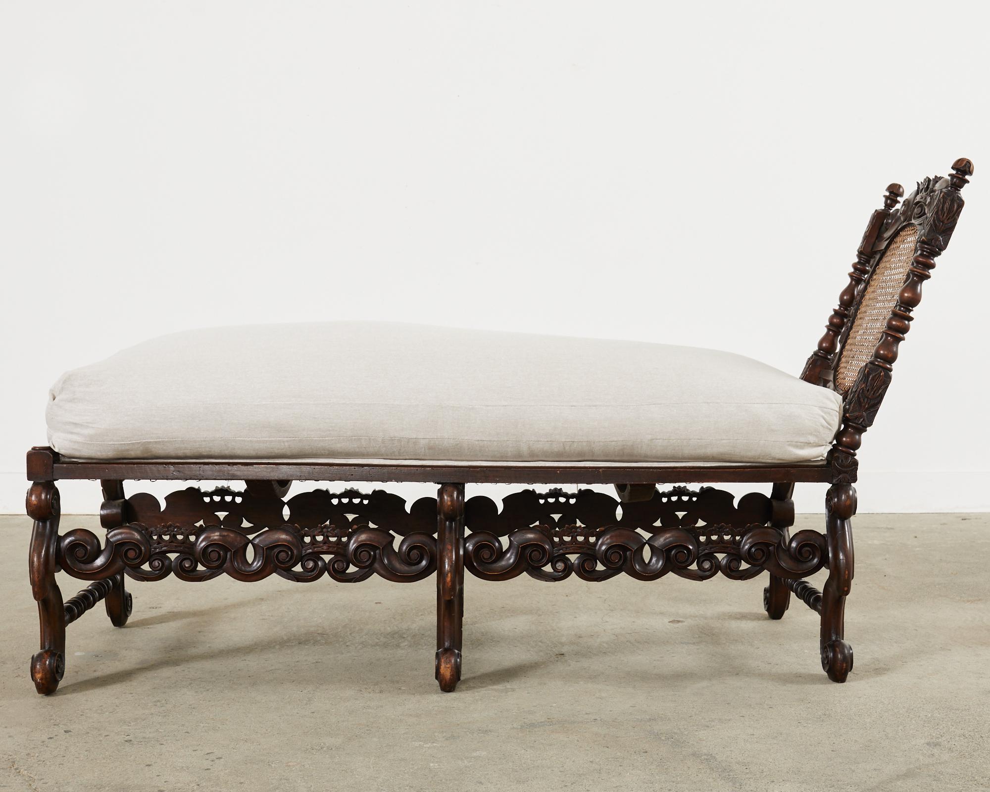 19th Century English William and Mary Walnut Chaise Longue For Sale 7