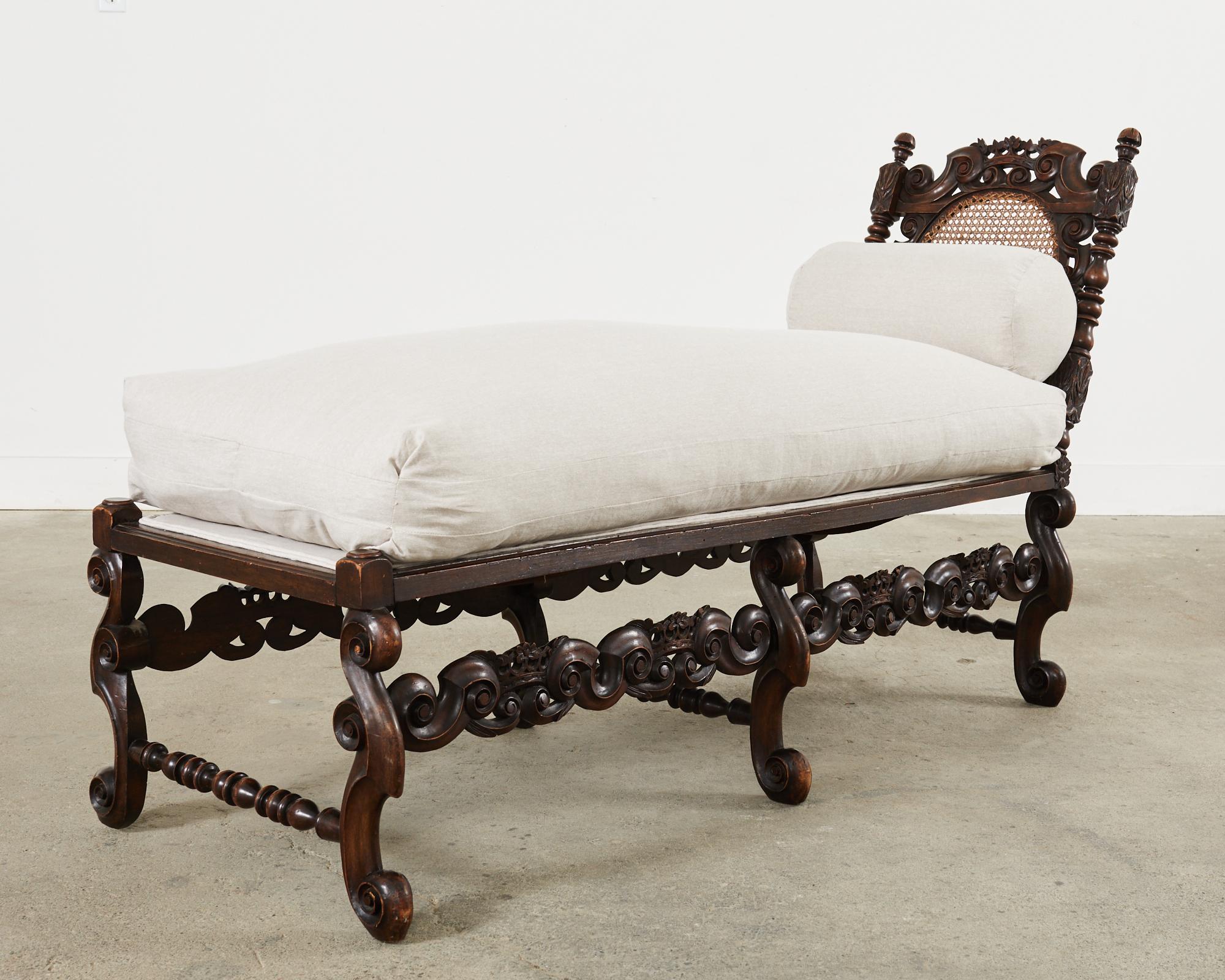 European 19th Century English William and Mary Walnut Chaise Longue For Sale