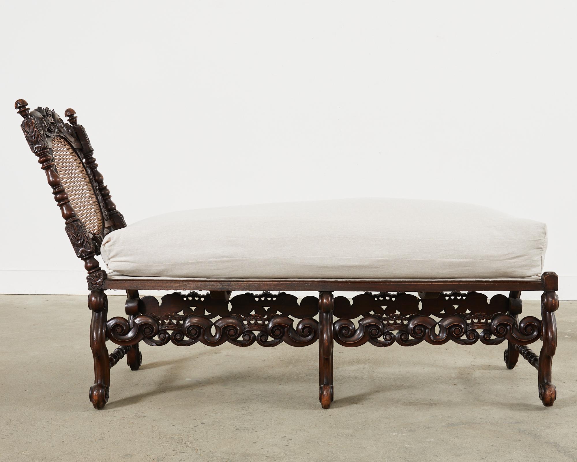 Fabric 19th Century English William and Mary Walnut Chaise Longue For Sale