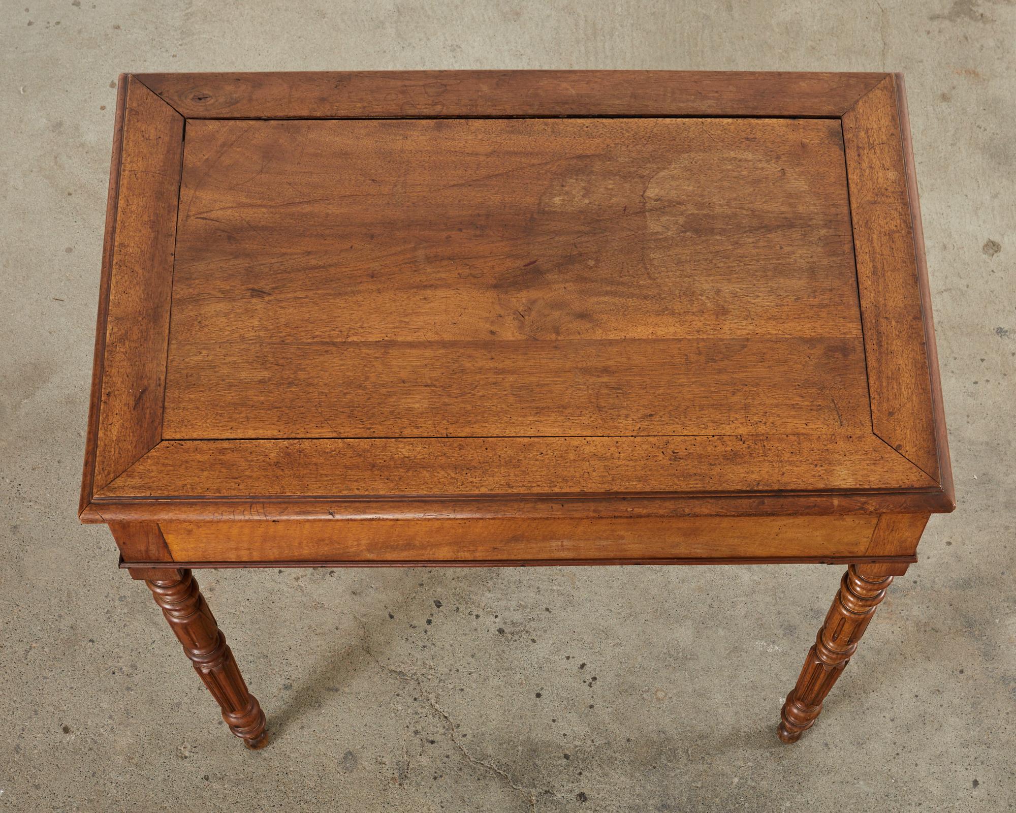 Fatto a mano Tavolo o scrivania in legno di William Williams del XIX secolo in vendita