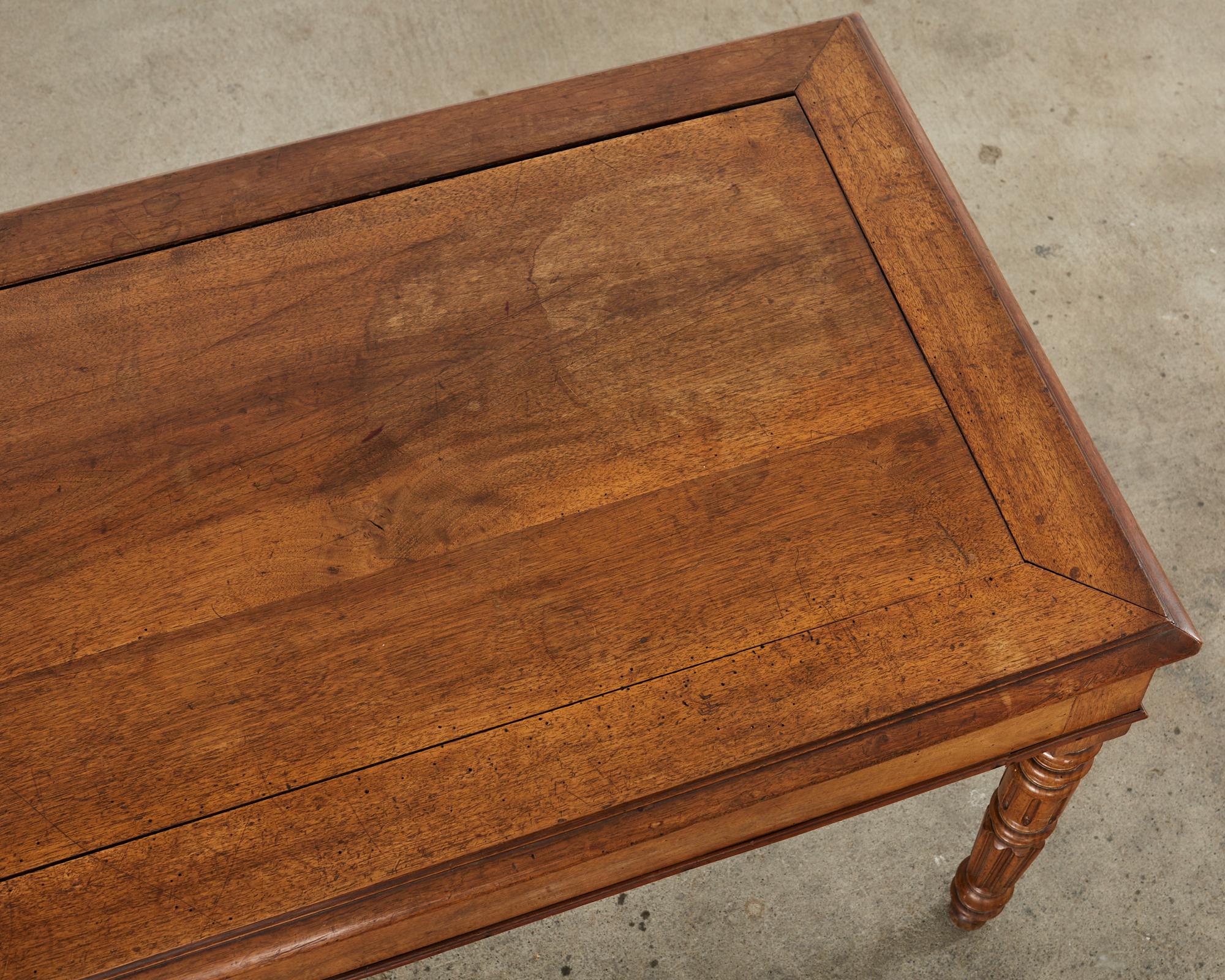 Laiton Table à écrire ou bureau en bois fruitier du 19e siècle de William IV (Angleterre) en vente